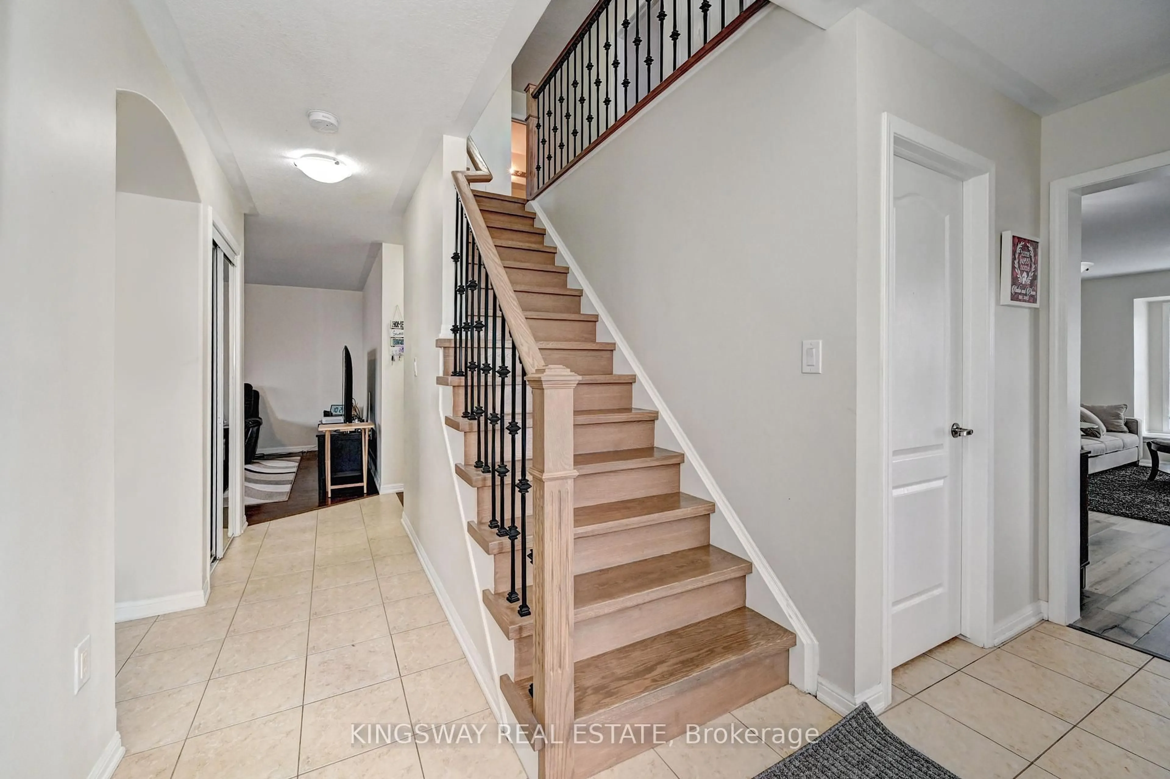 Indoor entryway for 4 DALTON Dr, Cambridge Ontario N3C 0B7