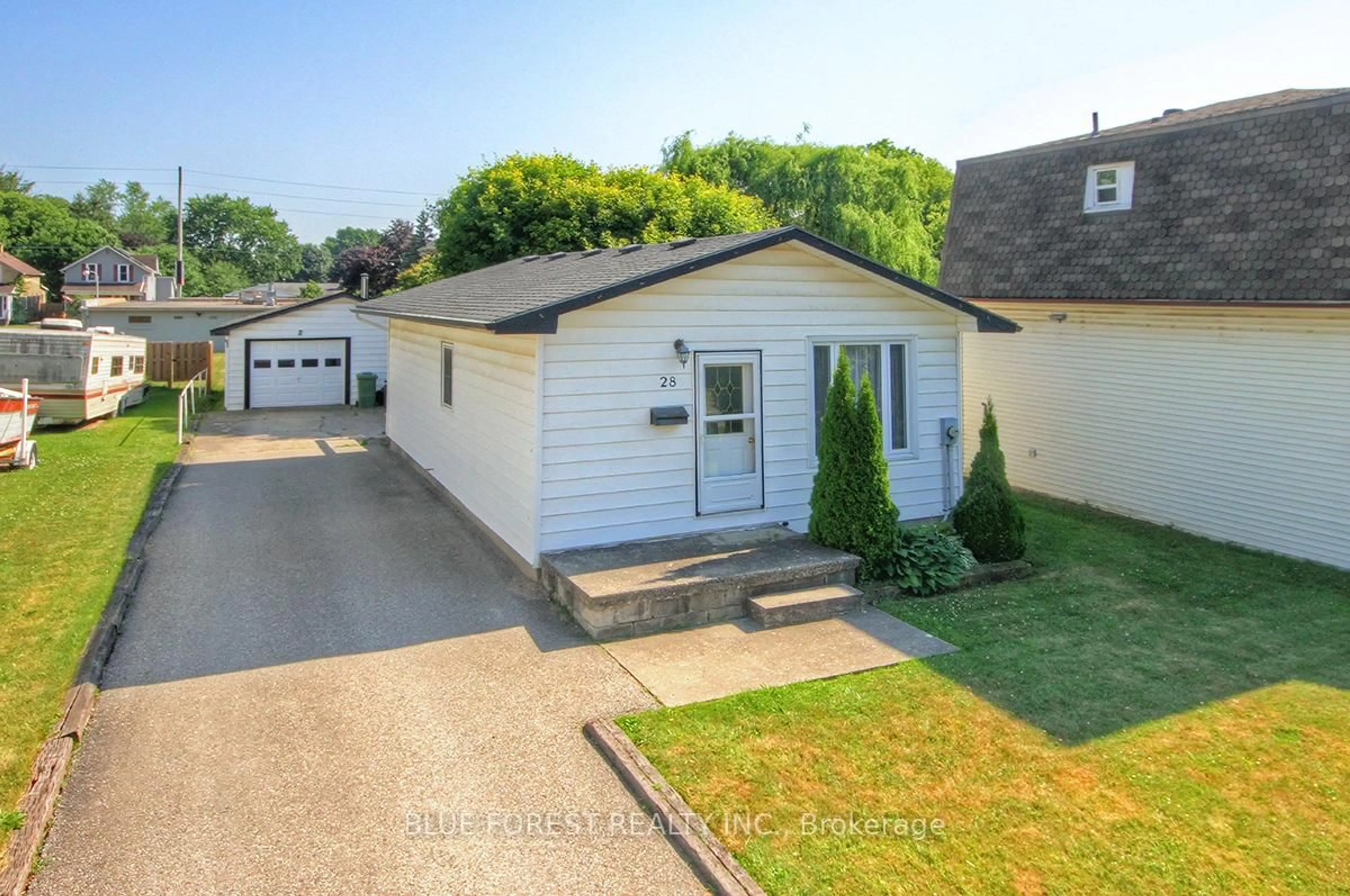 A pic from outside/outdoor area/front of a property/back of a property/a pic from drone, street for 28 Mary St, St. Thomas Ontario N5R 2V8