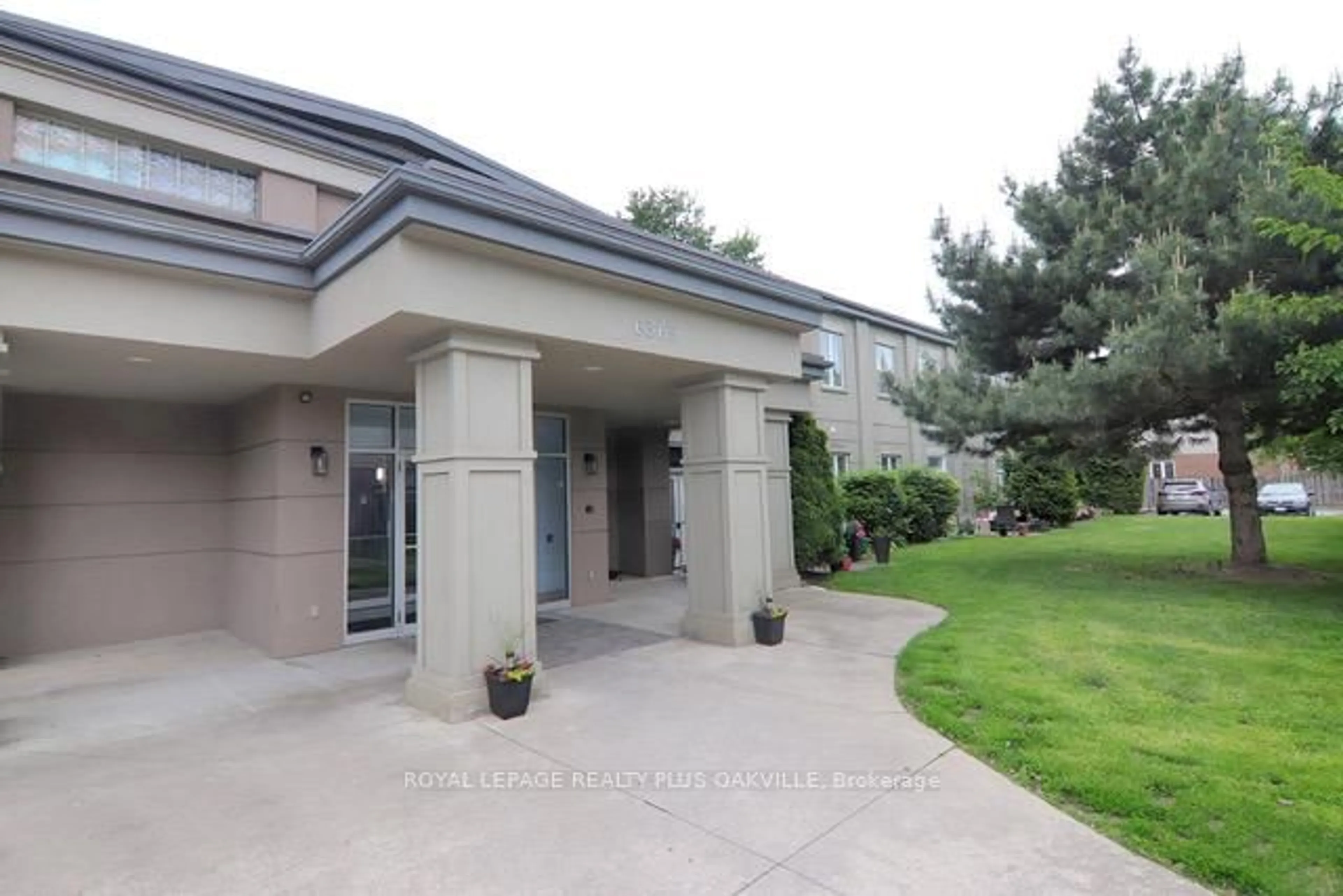Indoor foyer for 6365 Drummond Rd #110, Niagara Falls Ontario L2G 4N1