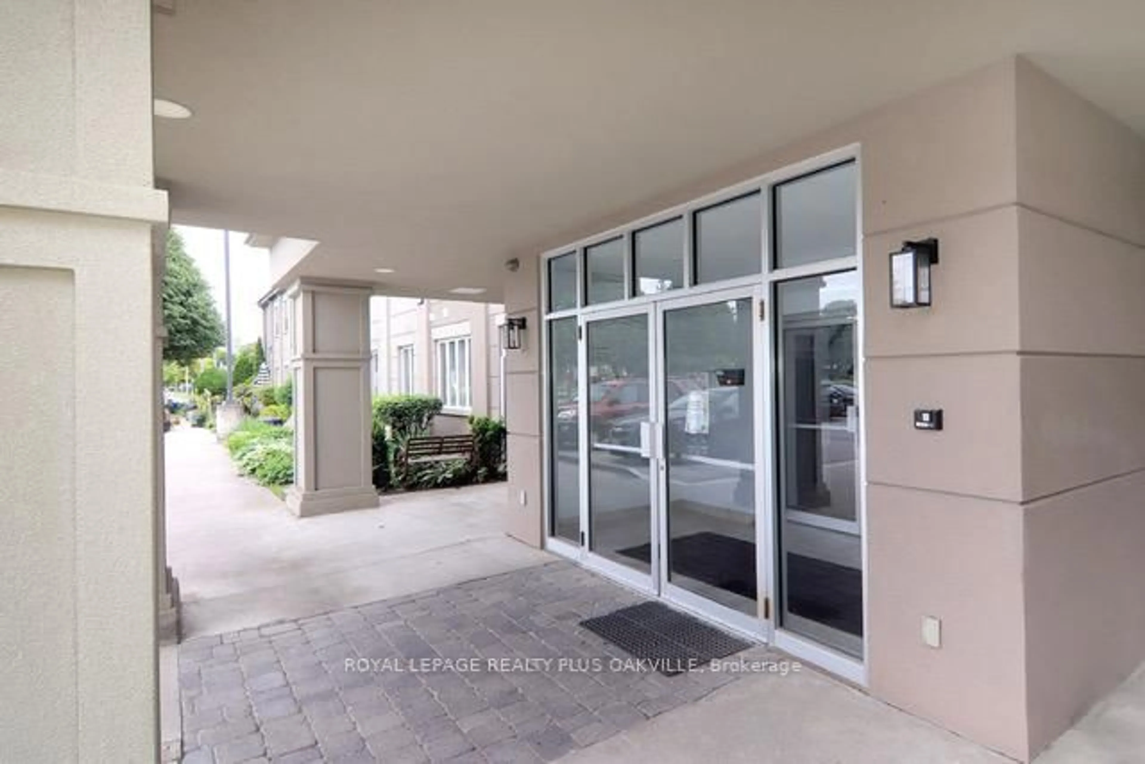 Indoor foyer for 6365 Drummond Rd #110, Niagara Falls Ontario L2G 4N1