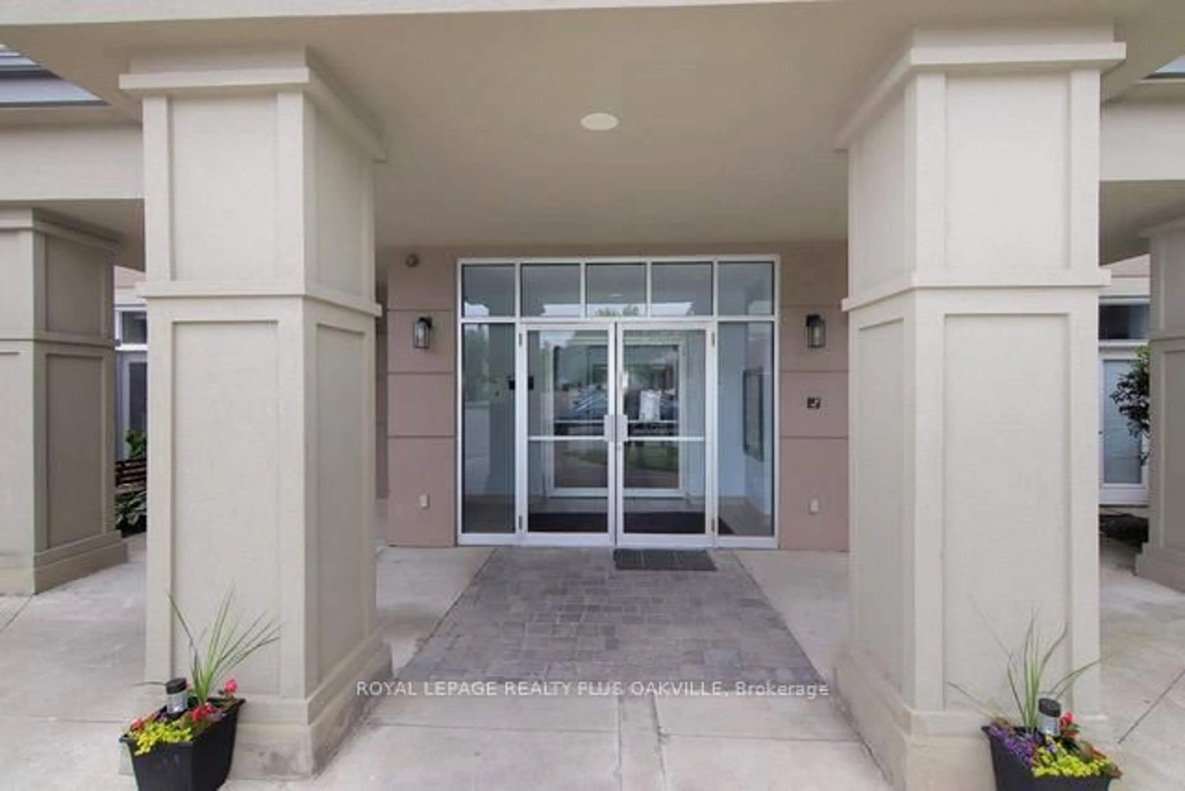 Indoor foyer for 6365 Drummond Rd #110, Niagara Falls Ontario L2G 4N1