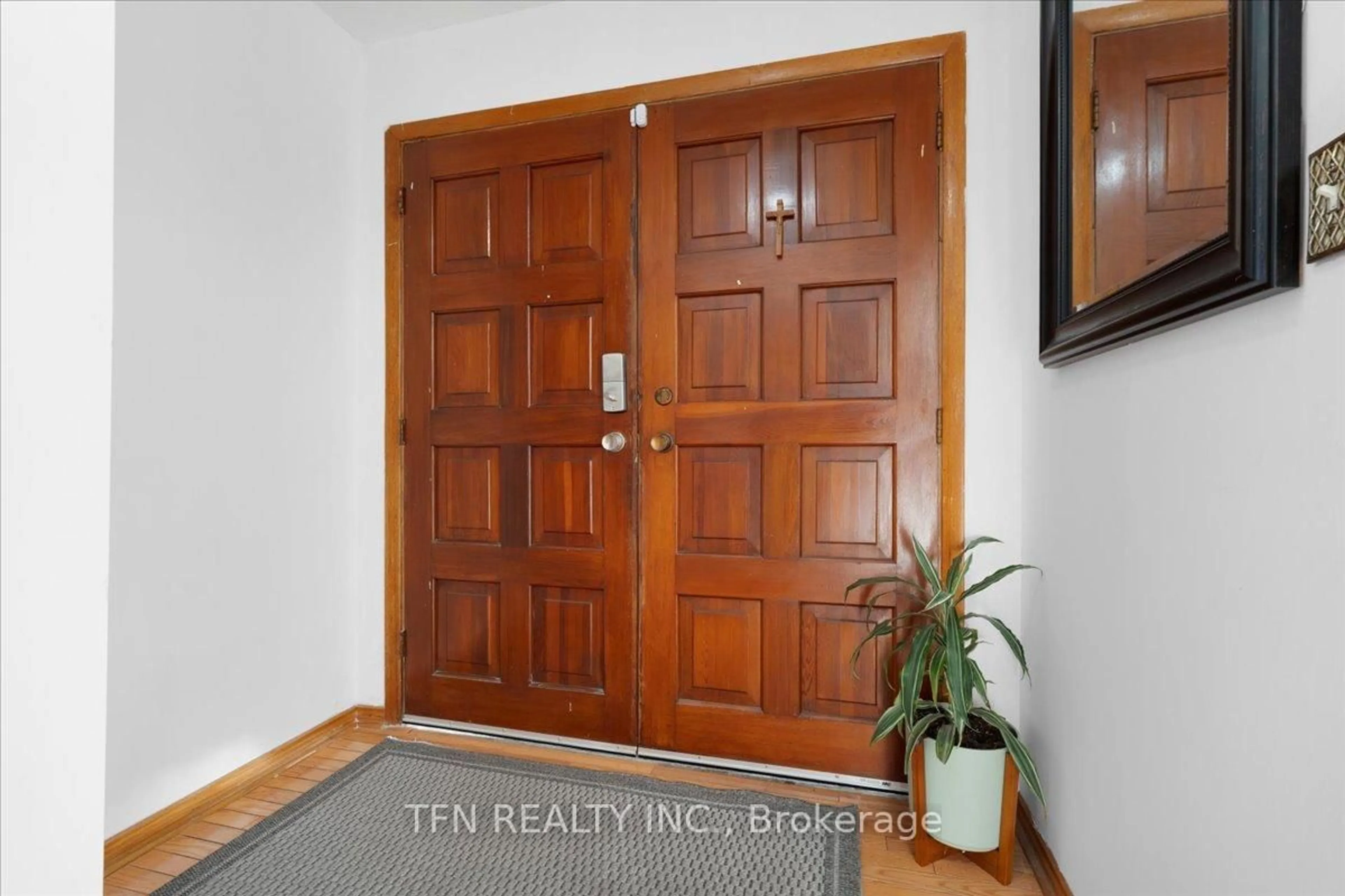 Indoor entryway for 6440 Pitton Rd, Niagara Falls Ontario L2H 1T9