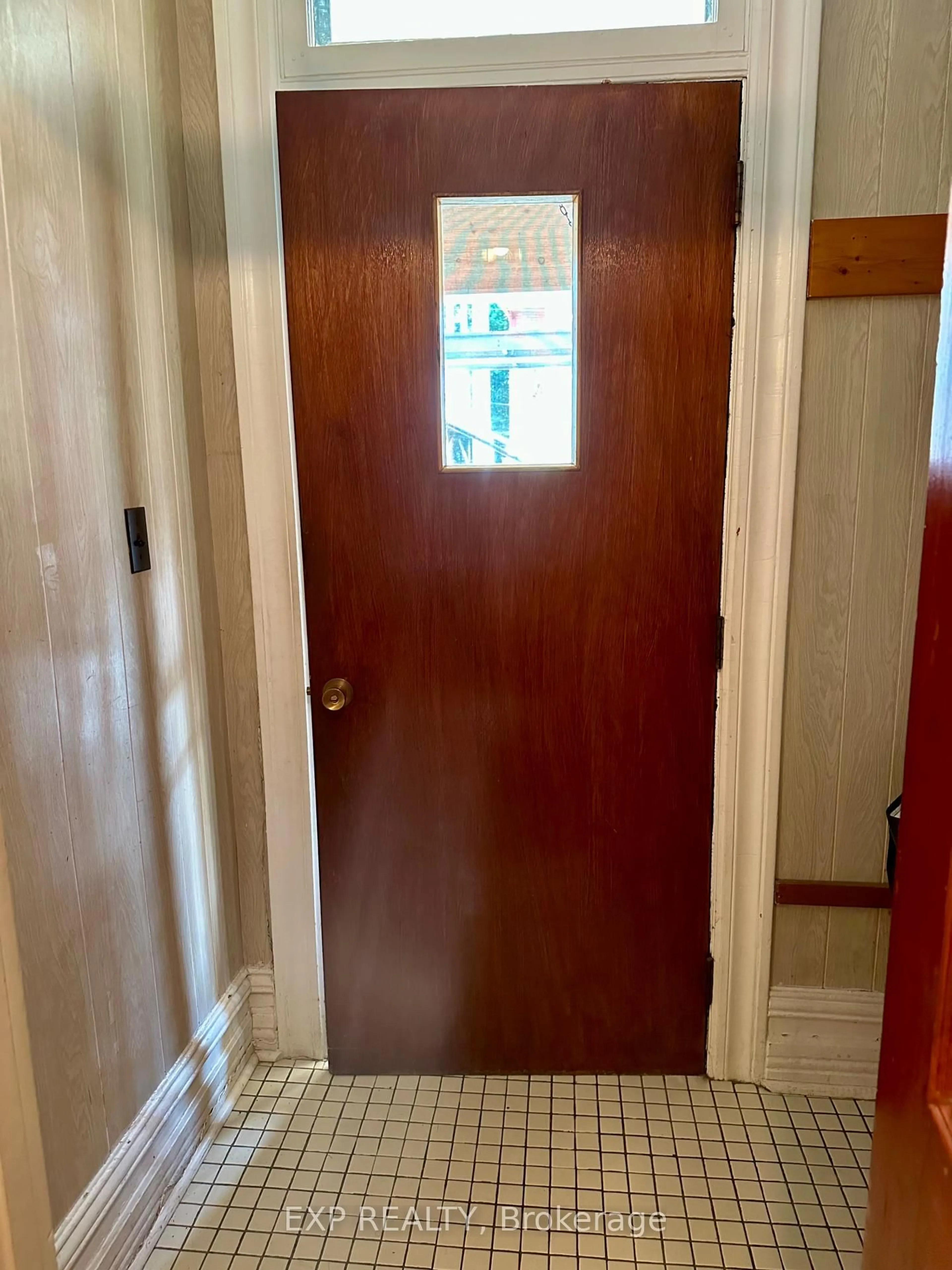 Indoor entryway for 43 Third Ave, Ottawa Ontario K1S 2J7