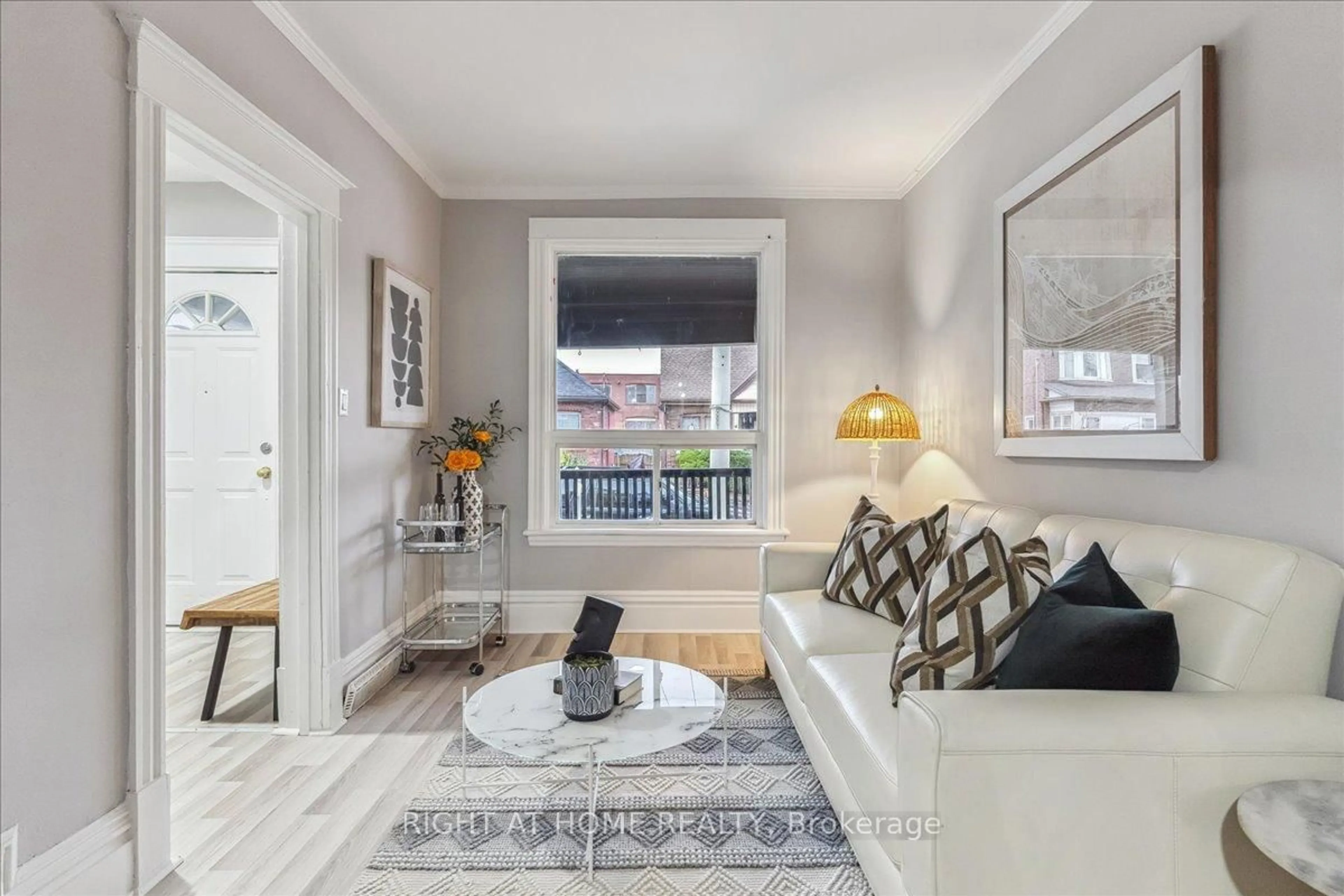 Living room with furniture, unknown for 16 Birch Ave, Hamilton Ontario L8L 6H3