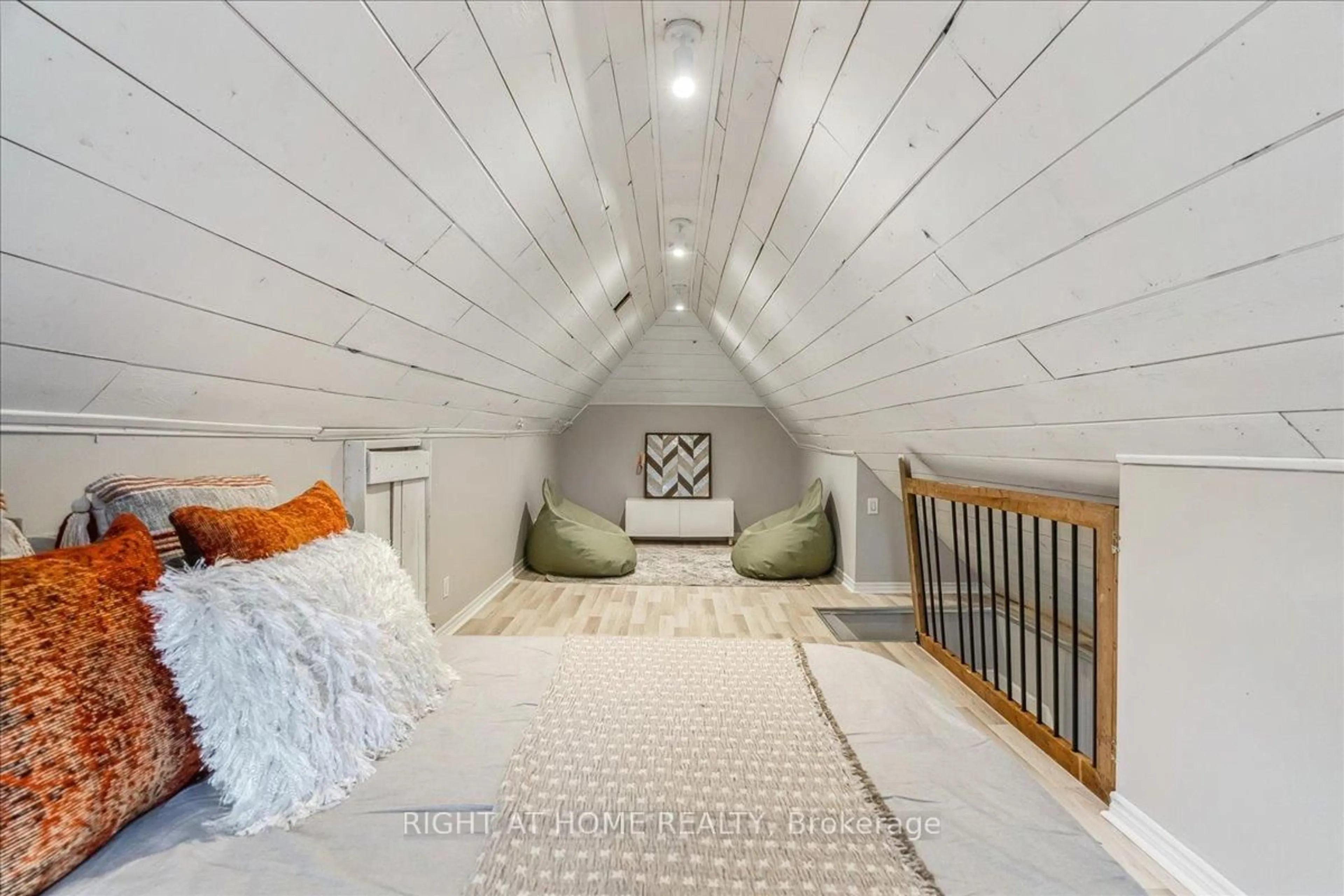 A pic of a room for 16 Birch Ave, Hamilton Ontario L8L 6H3