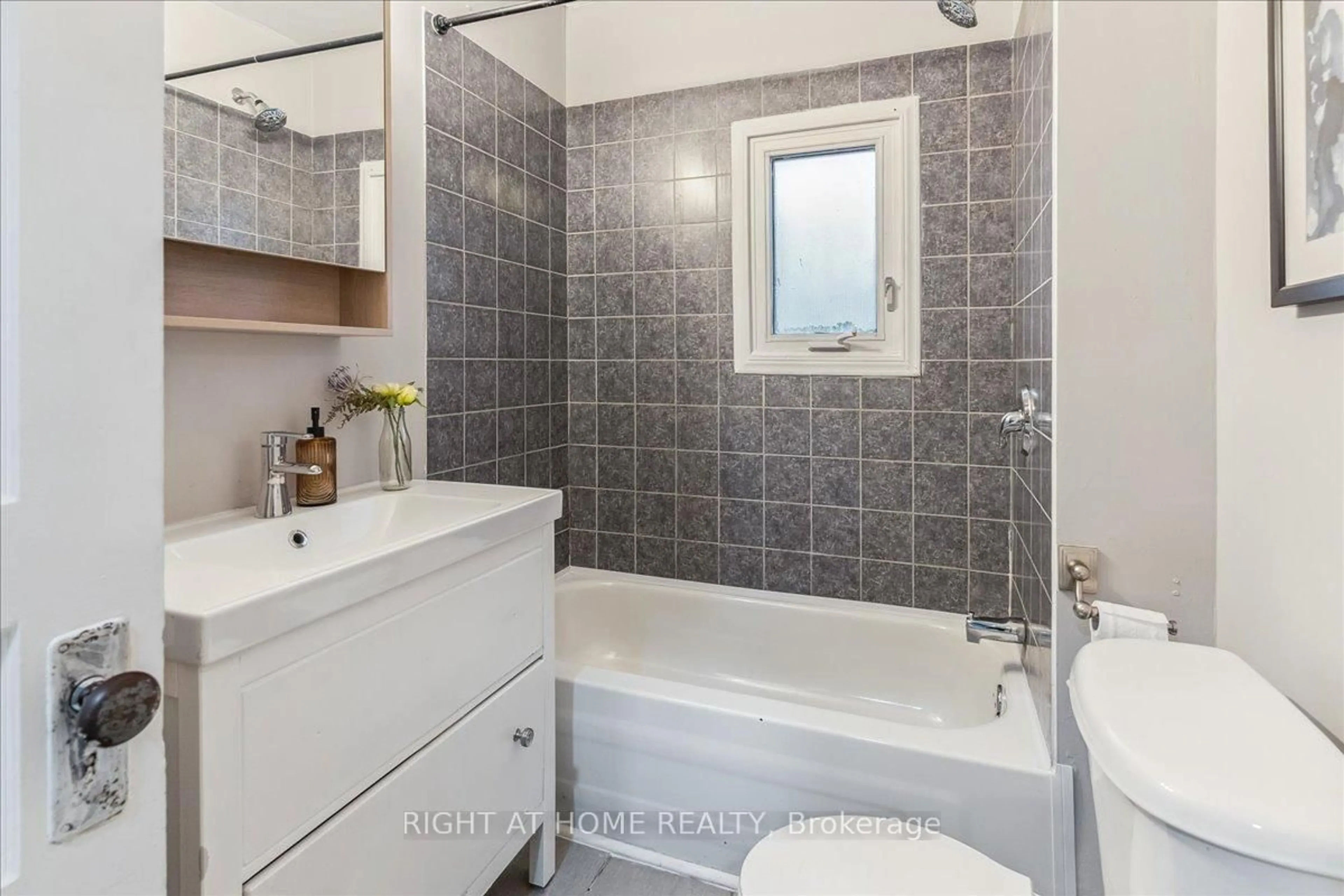Standard bathroom, ceramic/tile floor for 16 Birch Ave, Hamilton Ontario L8L 6H3