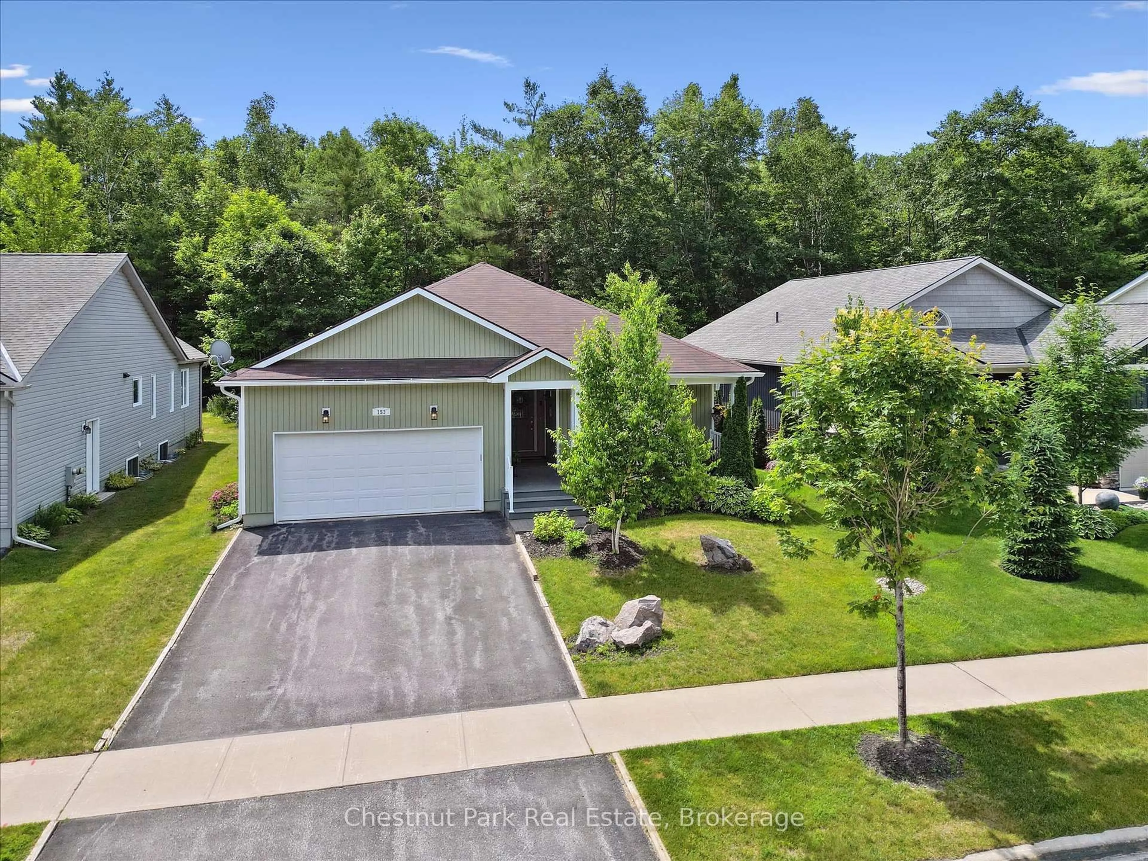 A pic from outside/outdoor area/front of a property/back of a property/a pic from drone, street for 153 Pineridge Gate, Gravenhurst Ontario P1P 0A3