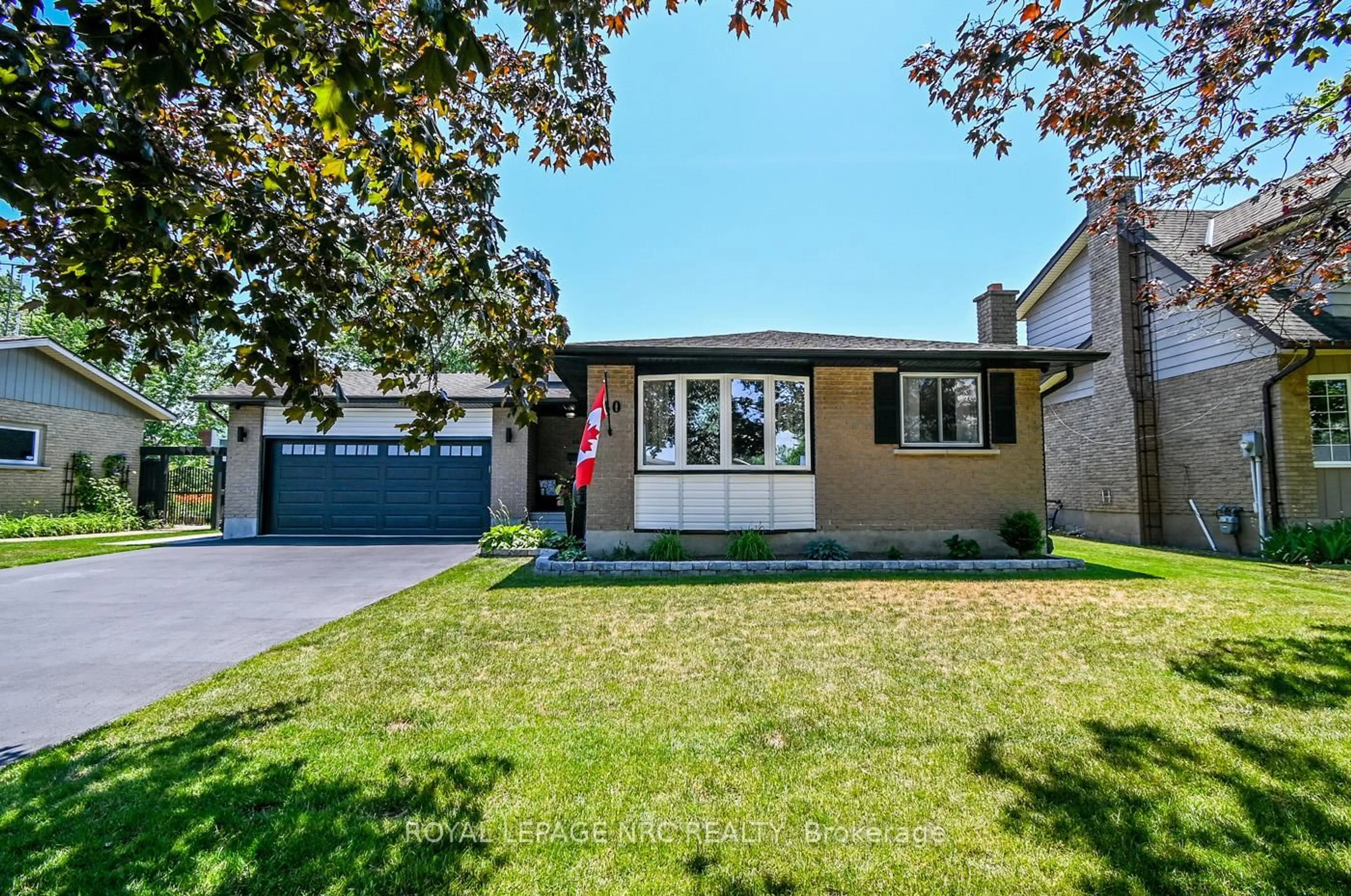 Home with vinyl exterior material, street for 40 Elmvale Cres, Port Colborne Ontario L3K 5X2