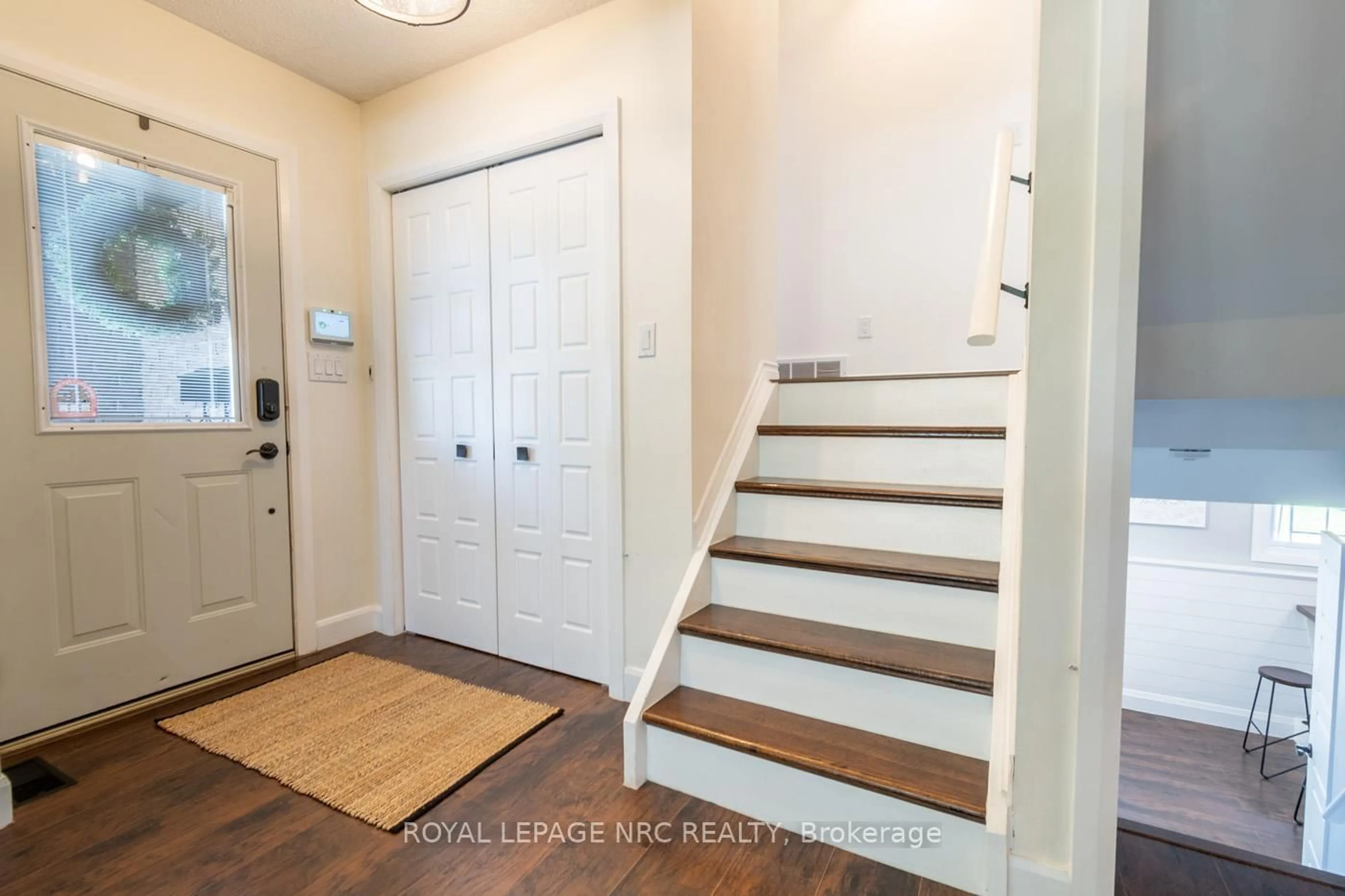 Indoor entryway for 40 Elmvale Cres, Port Colborne Ontario L3K 5X2