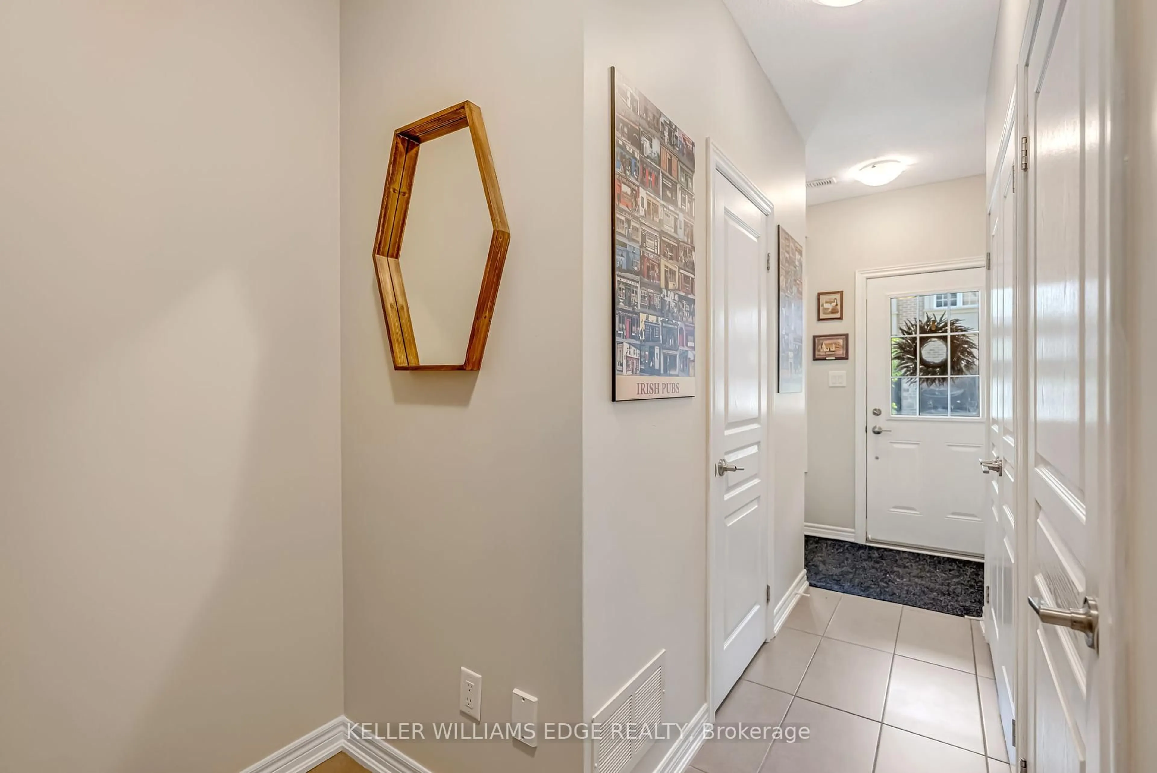 Indoor entryway for 215 Dundas St #27, Hamilton Ontario L8B 0X2