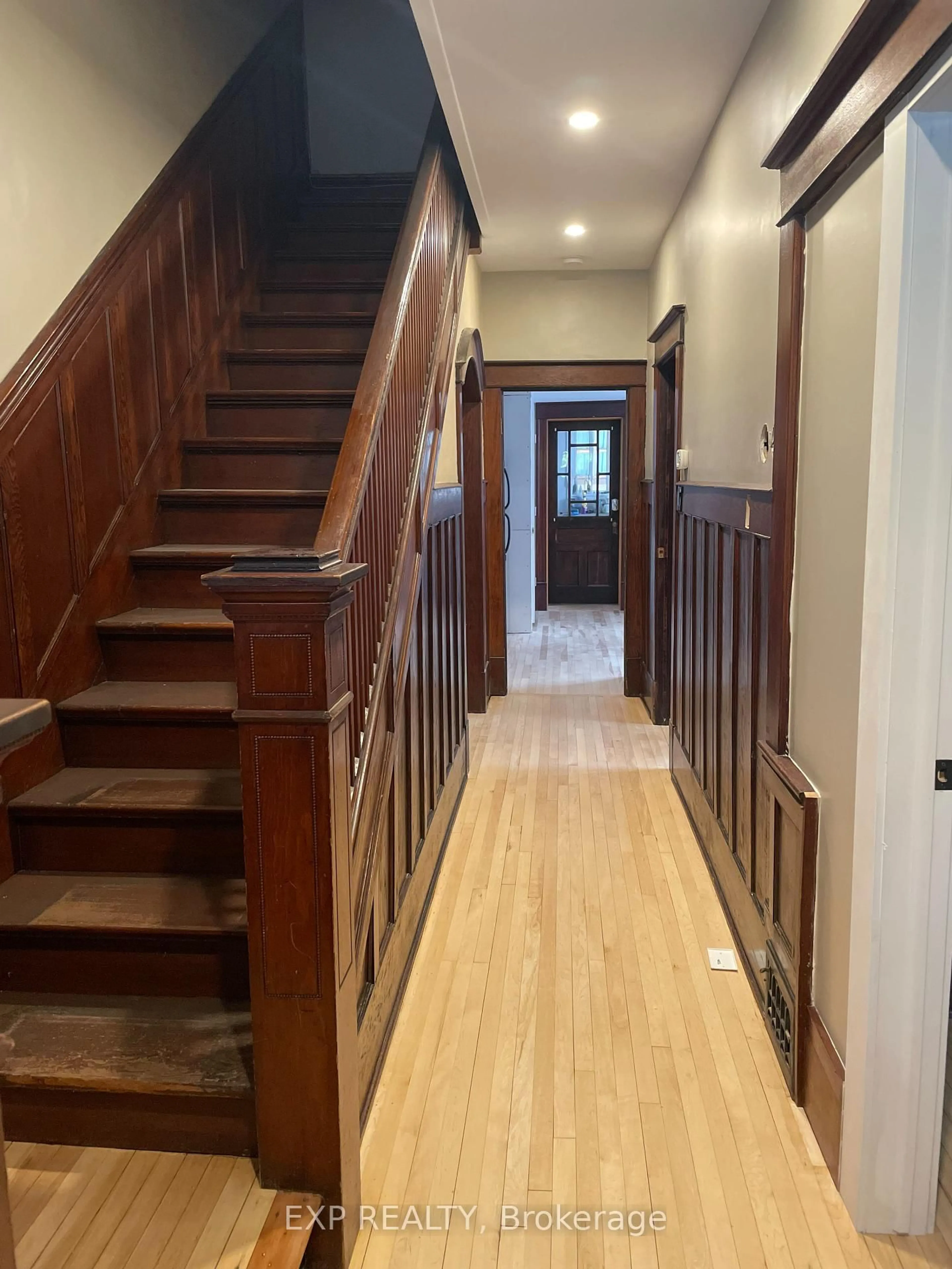 Indoor foyer for 210 Blackburn Ave, Ottawa Ontario K1N 8A8