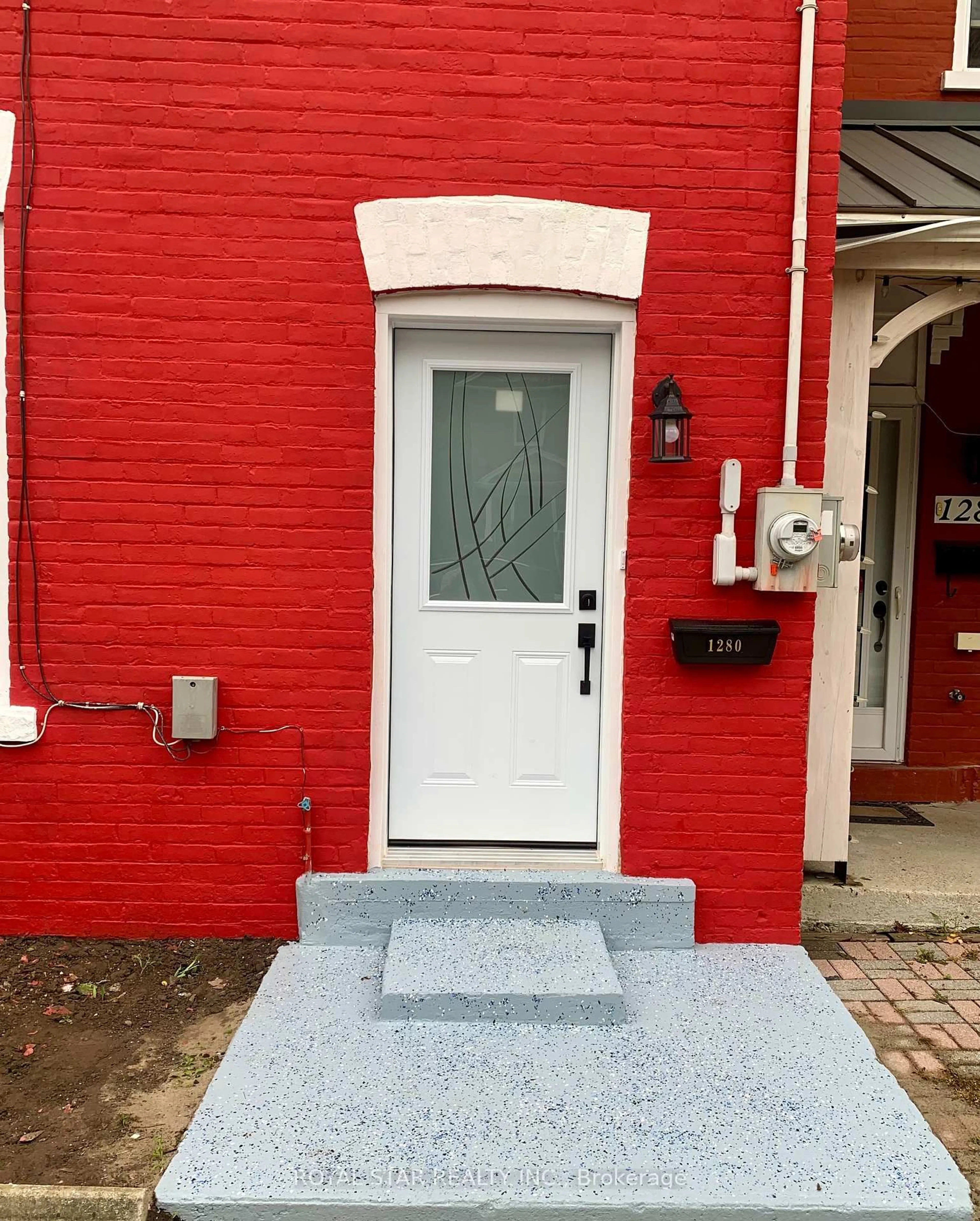 Indoor entryway for 1280 4th Ave, Owen Sound Ontario N4K 2P6
