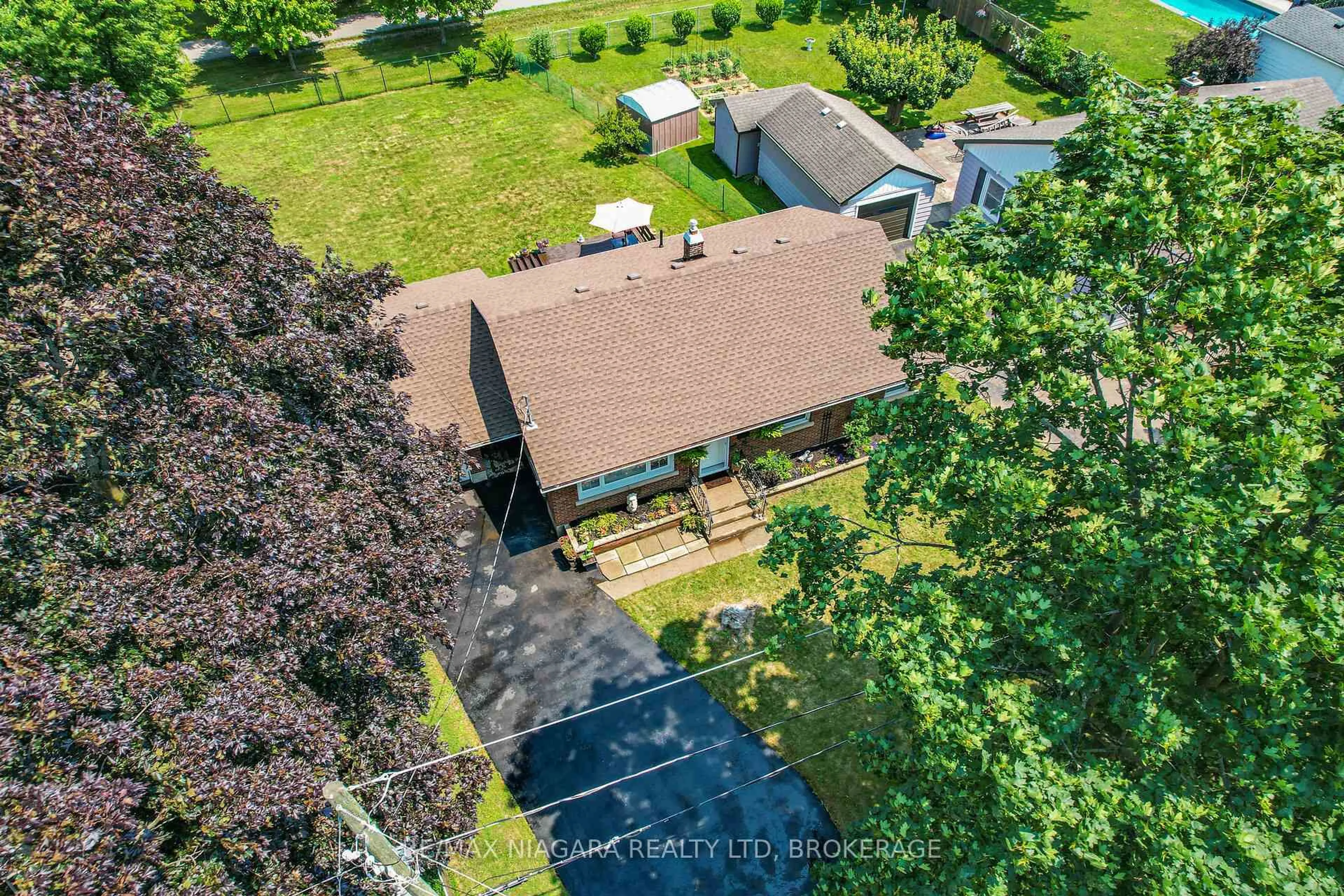 A pic from outside/outdoor area/front of a property/back of a property/a pic from drone, unknown for 50 Woodelm Dr, St. Catharines Ontario L2M 4N3