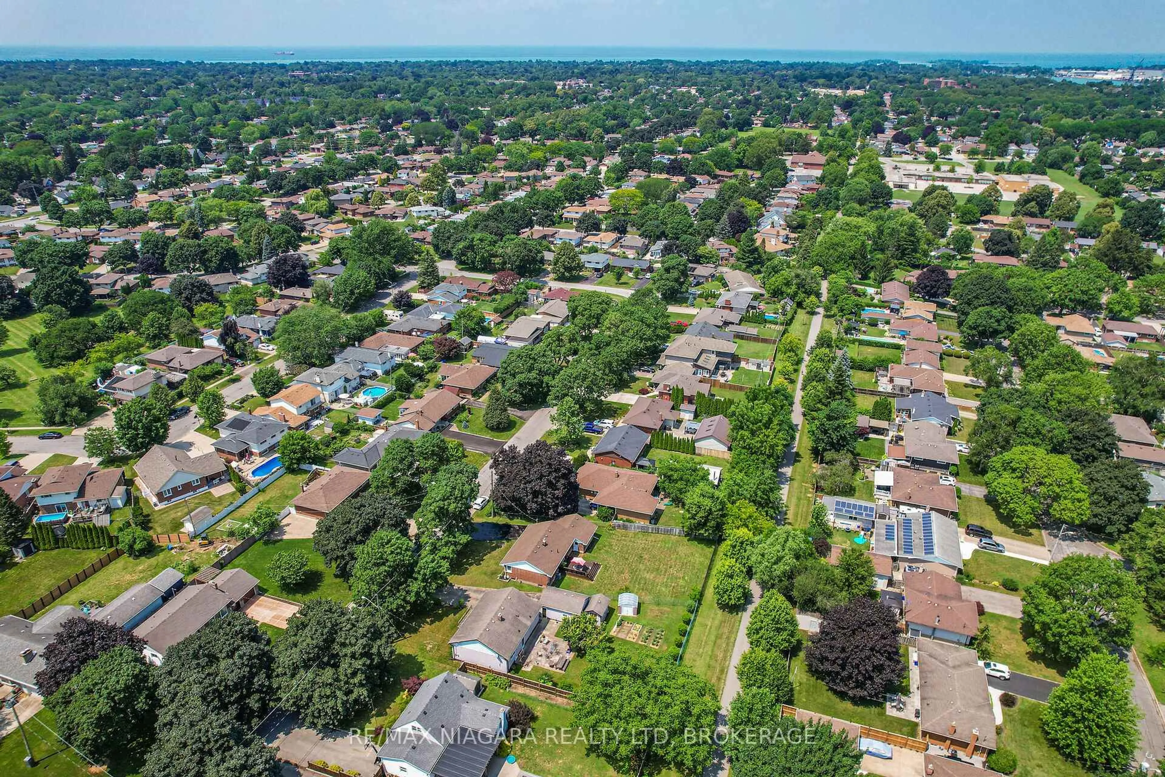 A pic from outside/outdoor area/front of a property/back of a property/a pic from drone, street for 50 Woodelm Dr, St. Catharines Ontario L2M 4N3