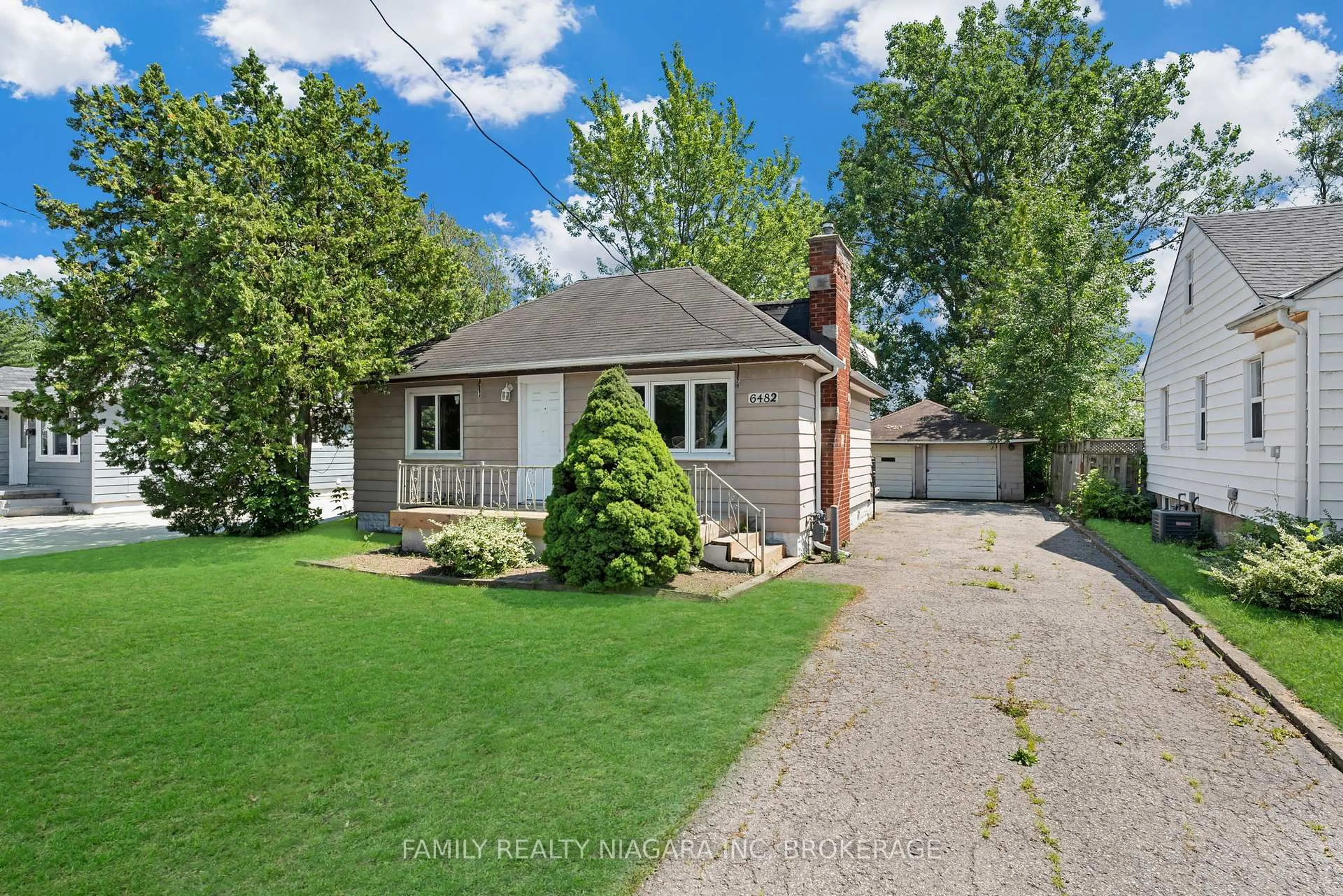 A pic from outside/outdoor area/front of a property/back of a property/a pic from drone, street for 6482 Mcleod Rd, Niagara Falls Ontario L2G 3G1