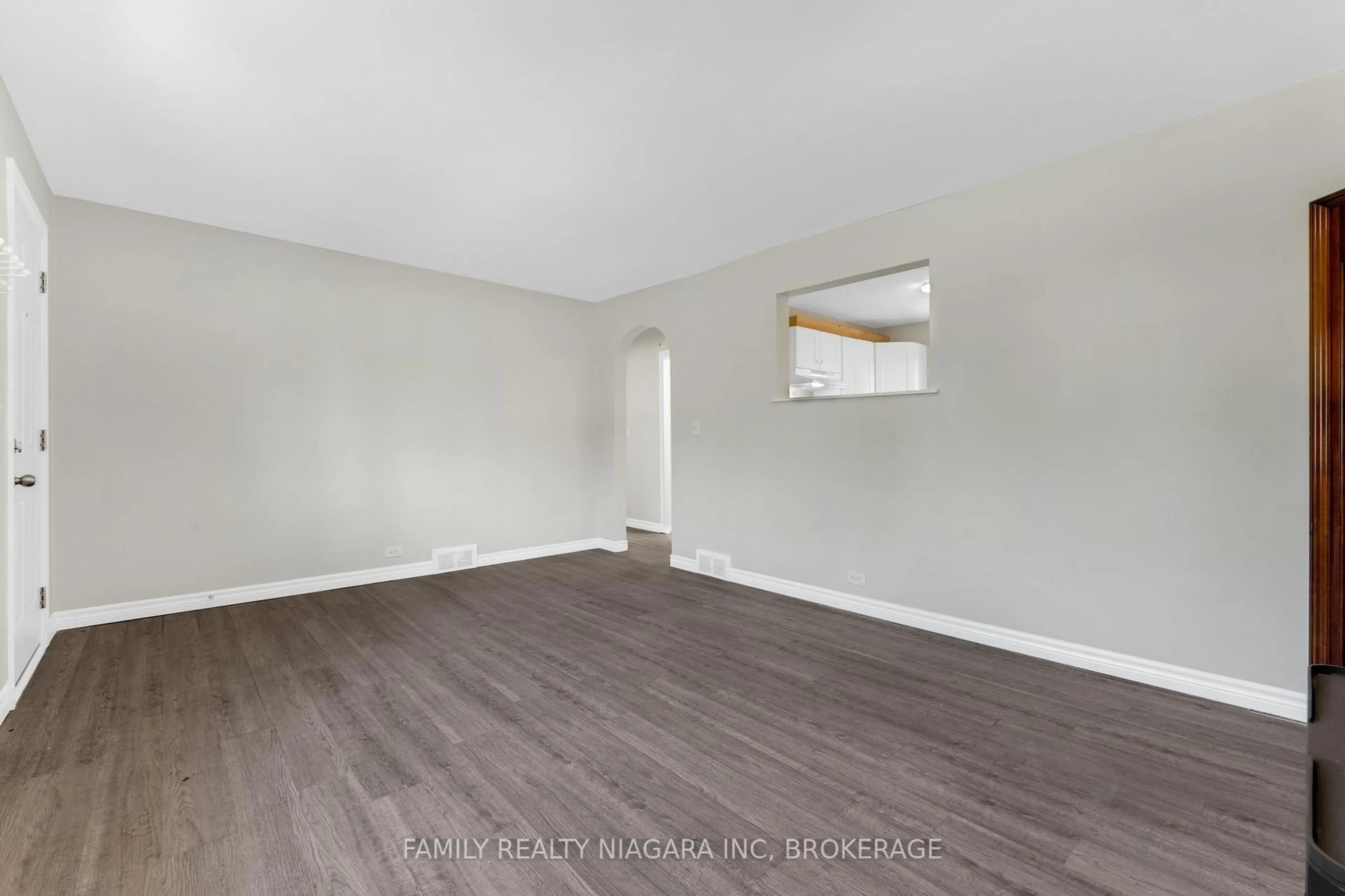 A pic of a room for 6482 Mcleod Rd, Niagara Falls Ontario L2G 3G1