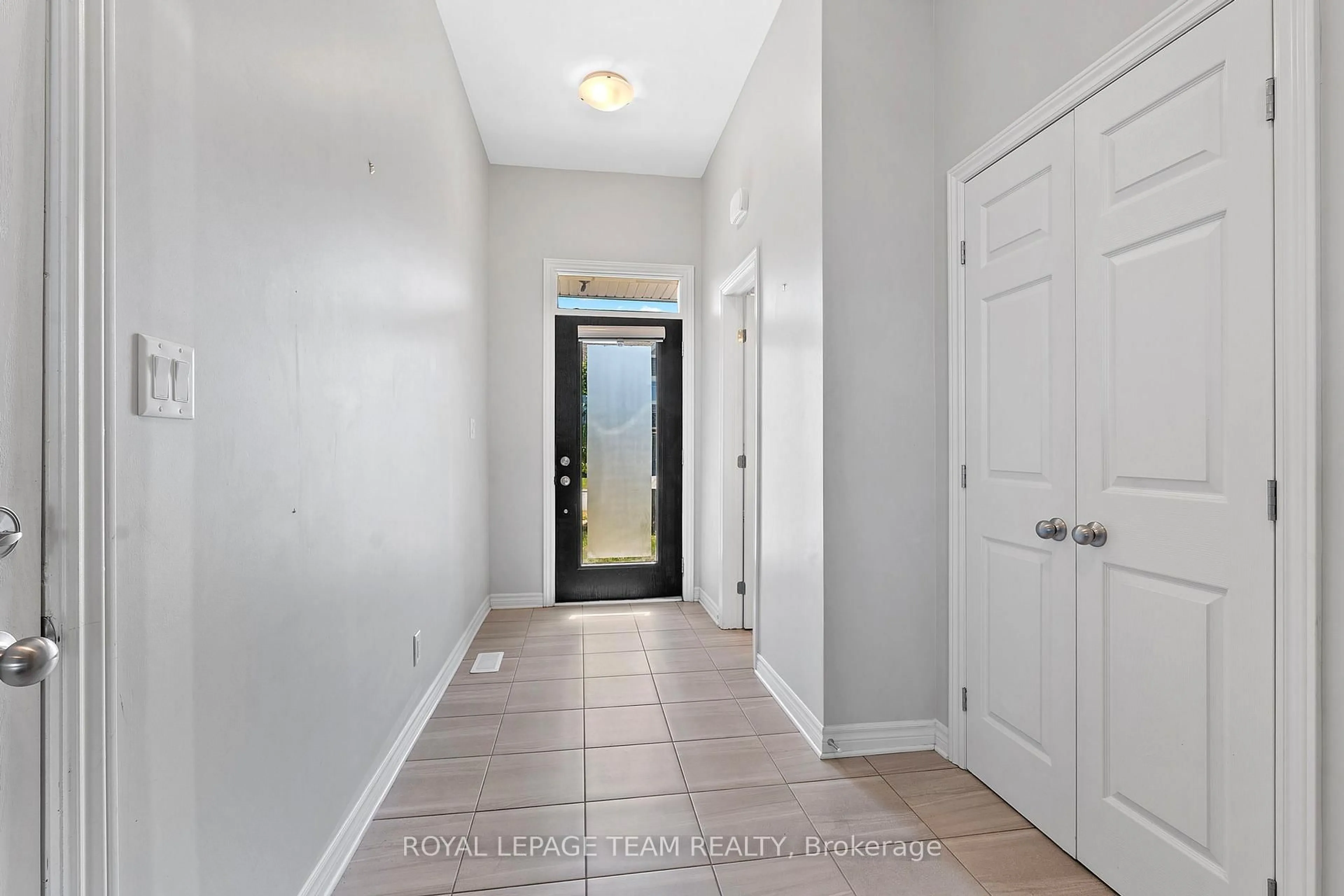 Indoor entryway for 1683 Tenley Dr, Kingston Ontario K7P 0S4