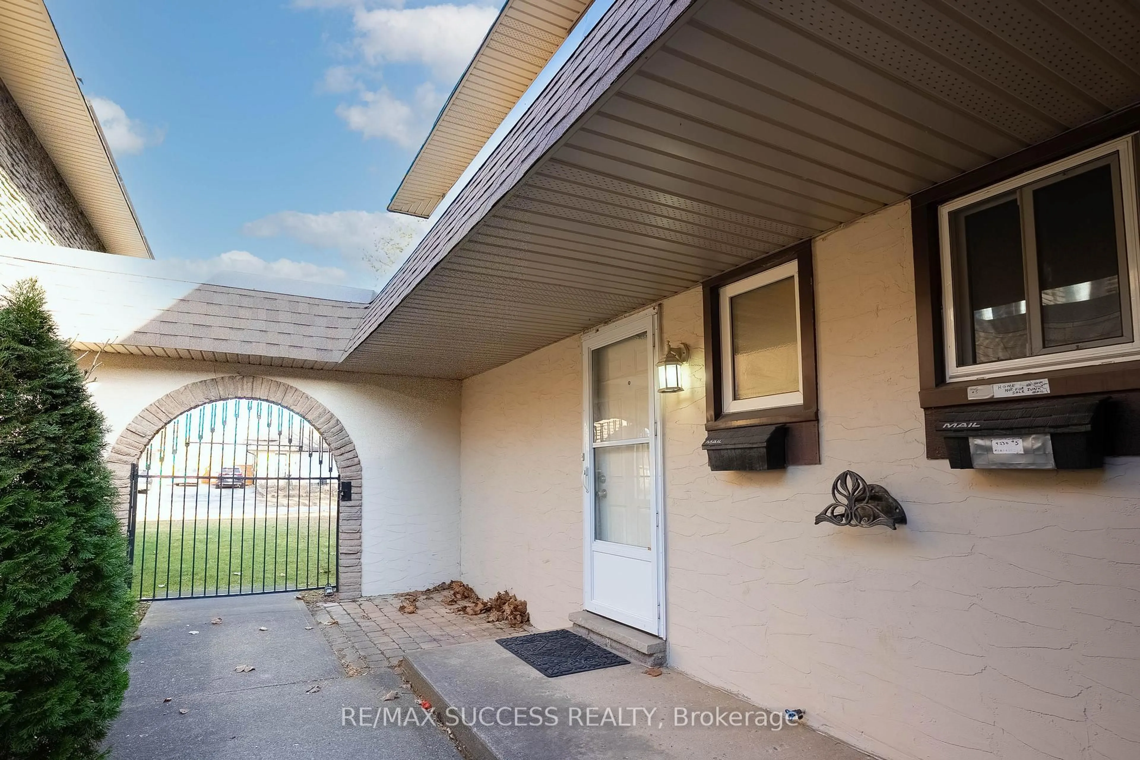 Unknown for 4230 Meadowvale Dr #4, Niagara Falls Ontario L2E 5W7