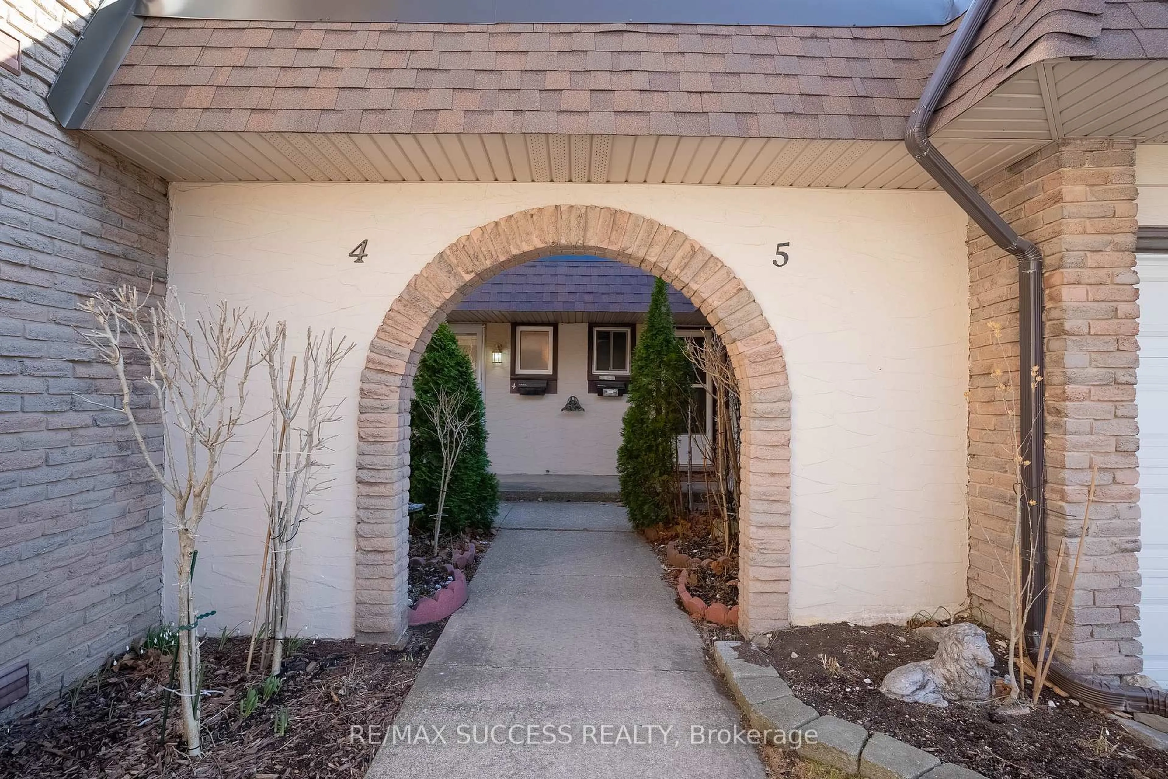 Indoor entryway for 4230 Meadowvale Dr #4, Niagara Falls Ontario L2E 5W7