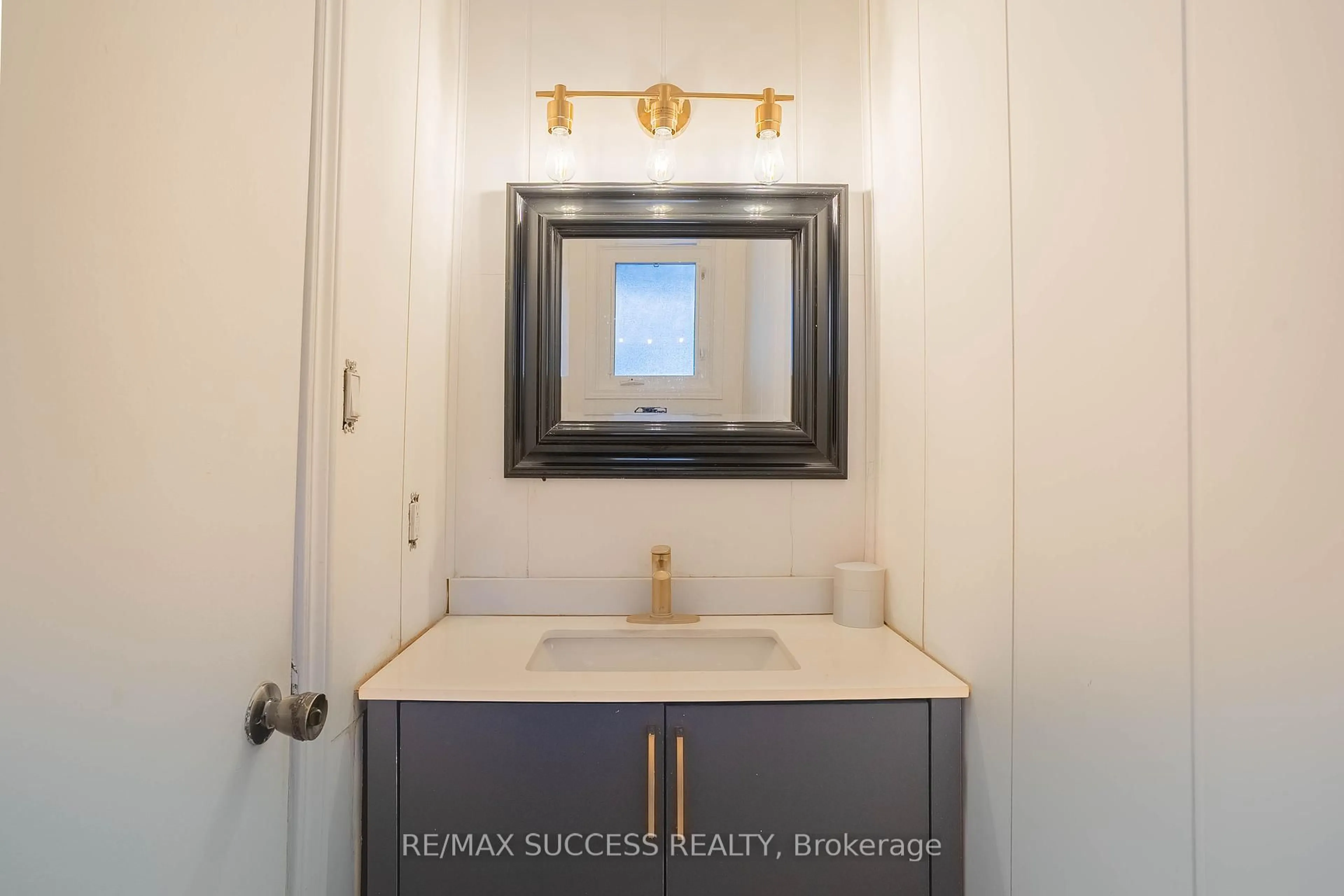 Standard bathroom, ceramic/tile floor for 4230 Meadowvale Dr #4, Niagara Falls Ontario L2E 5W7