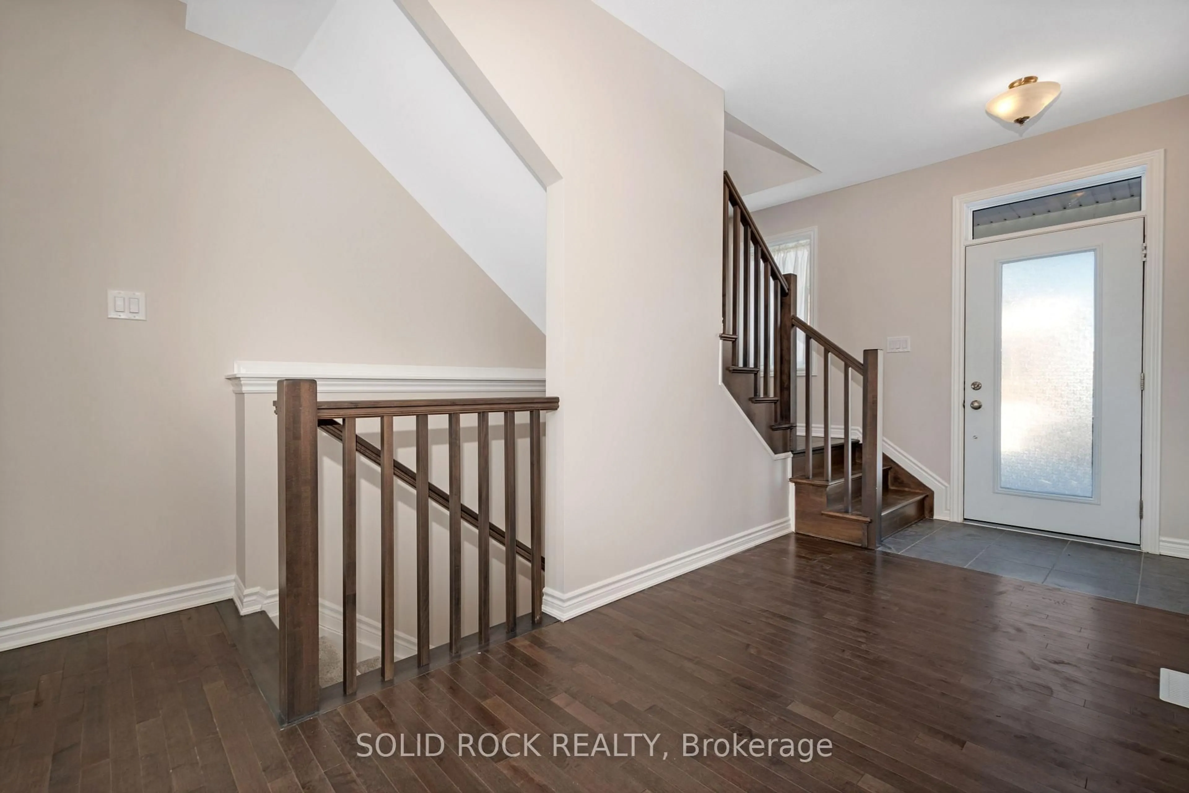 Indoor entryway for 930 Lesage Way, Ottawa Ontario K1W 0N3