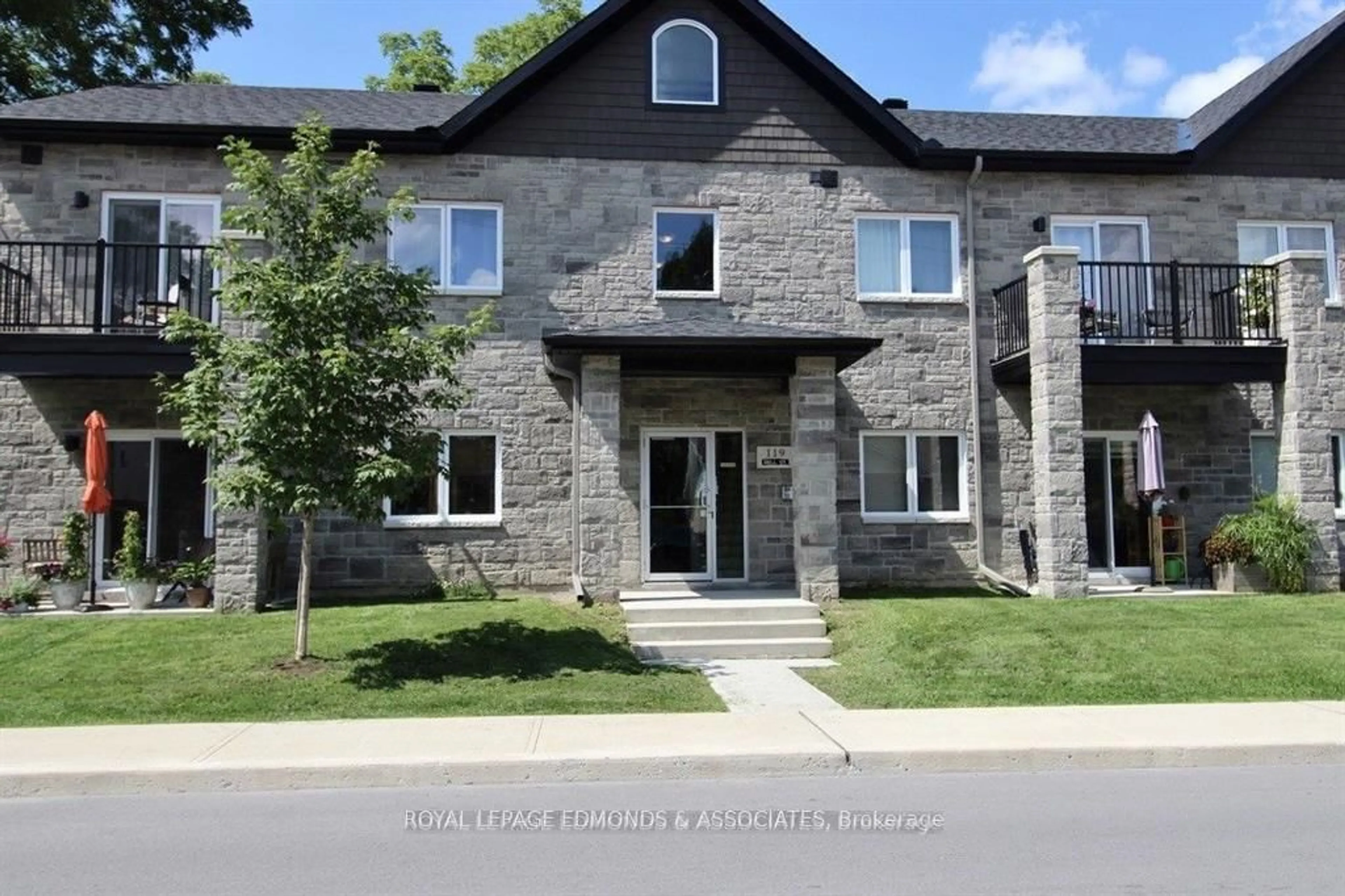Home with brick exterior material, unknown for 119 Bell St, Carleton Place Ontario K7C 1V3