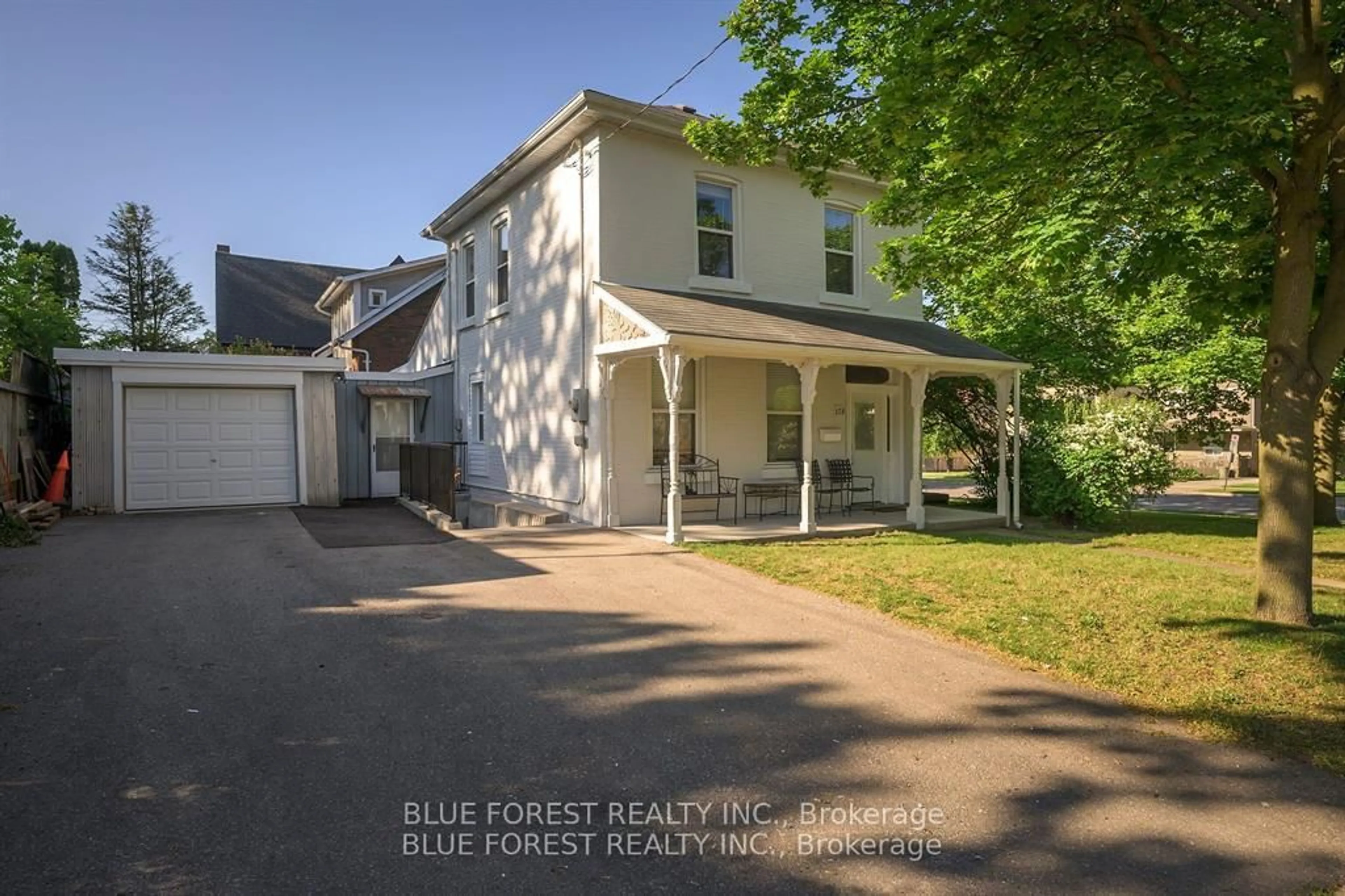 A pic from outside/outdoor area/front of a property/back of a property/a pic from drone, street for 175 Sydenham St, London East Ontario N6A 1W2