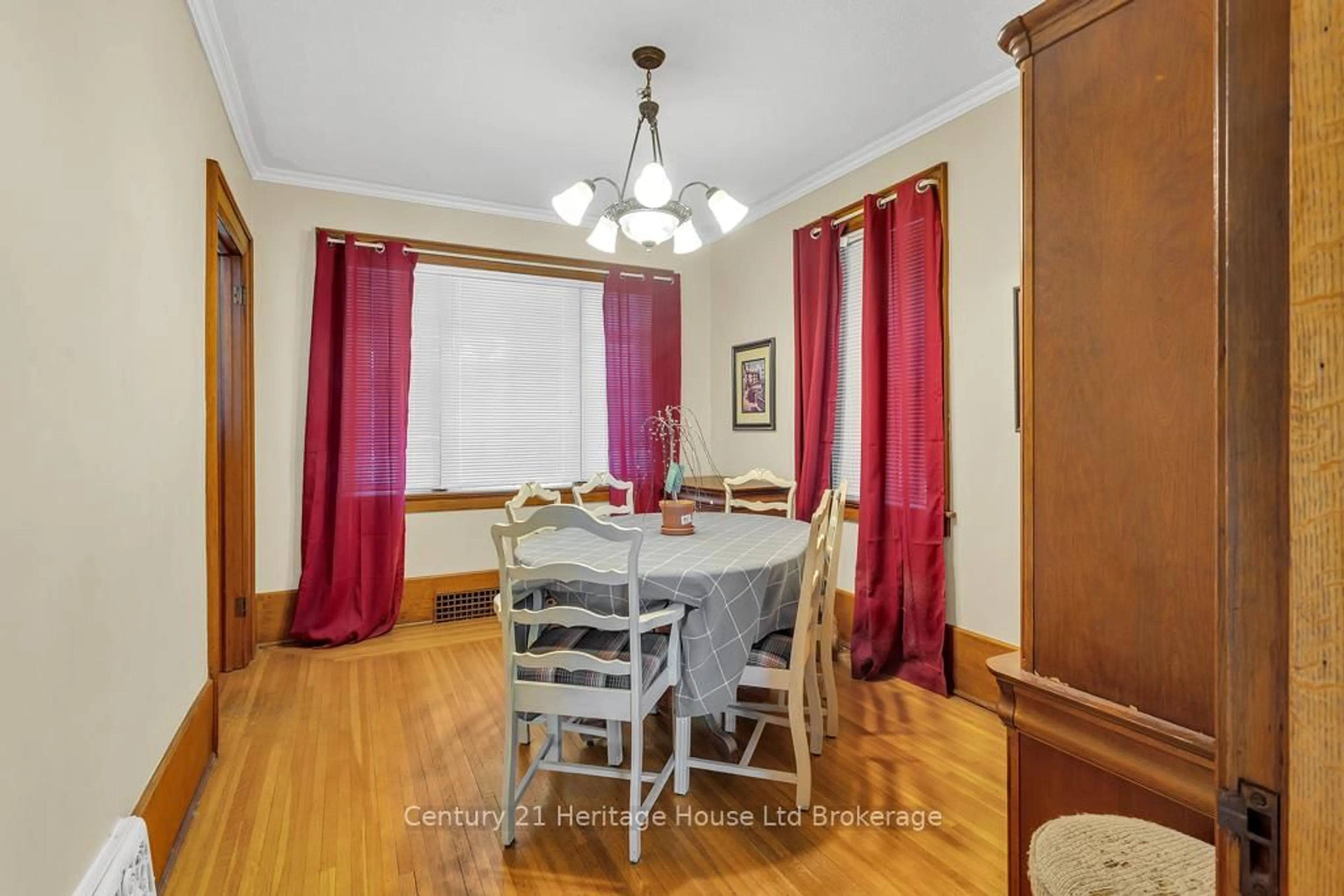 Dining room, wood/laminate floor for 48 Brock St, Tillsonburg Ontario N4G 2A5