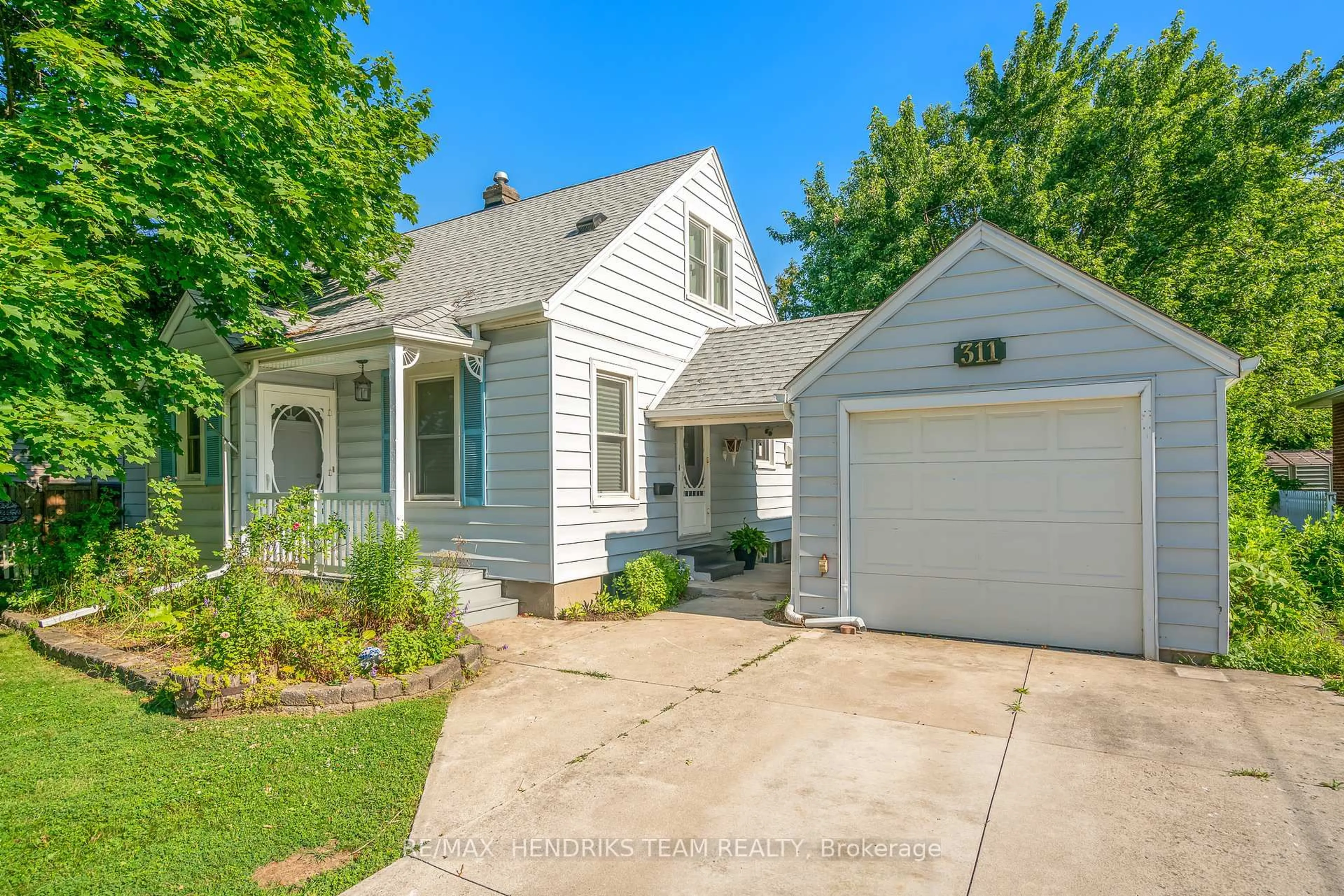 Home with vinyl exterior material, street for 311 Linwell Rd, St. Catharines Ontario L2N 1T2