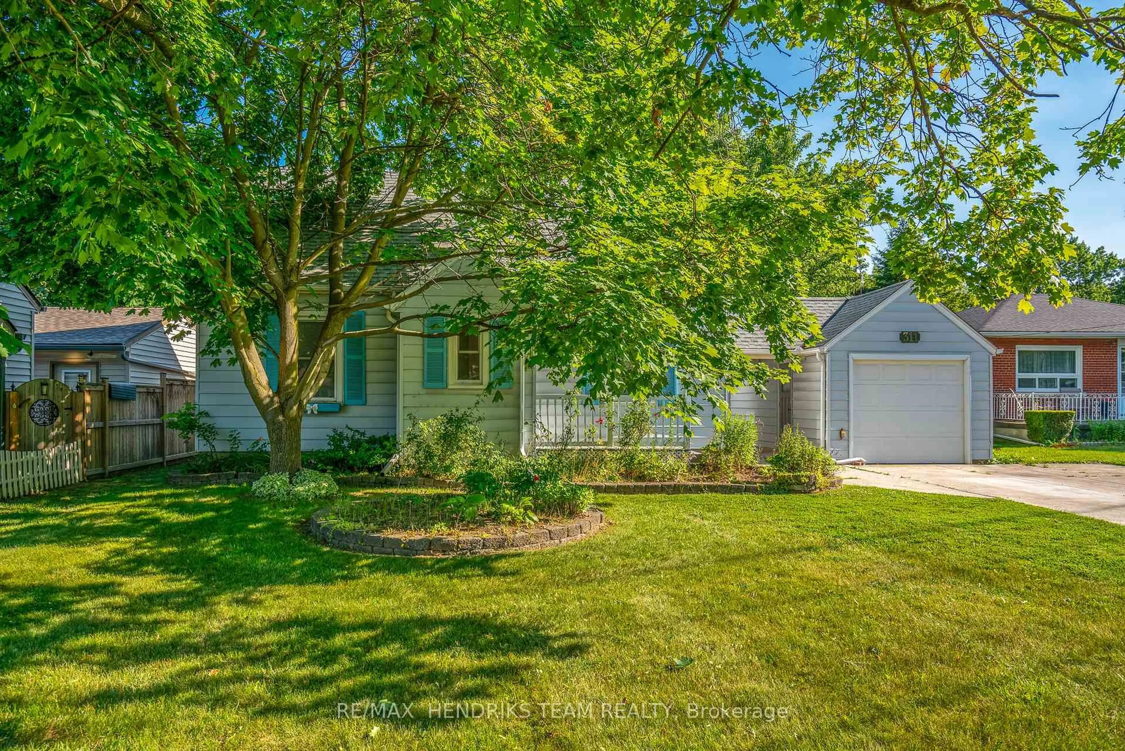 A pic from outside/outdoor area/front of a property/back of a property/a pic from drone, street for 311 Linwell Rd, St. Catharines Ontario L2N 1T2