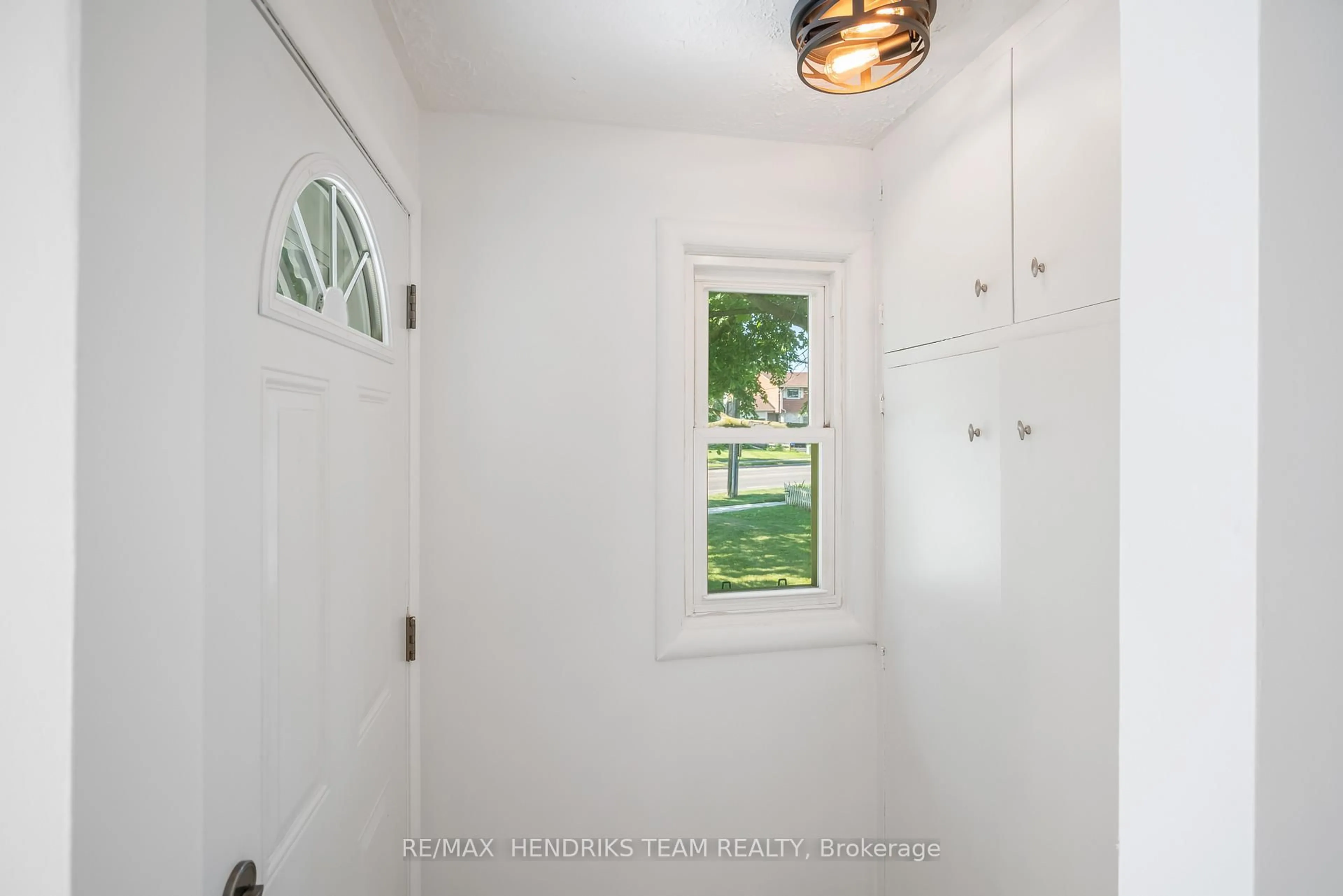 Indoor entryway for 311 Linwell Rd, St. Catharines Ontario L2N 1T2