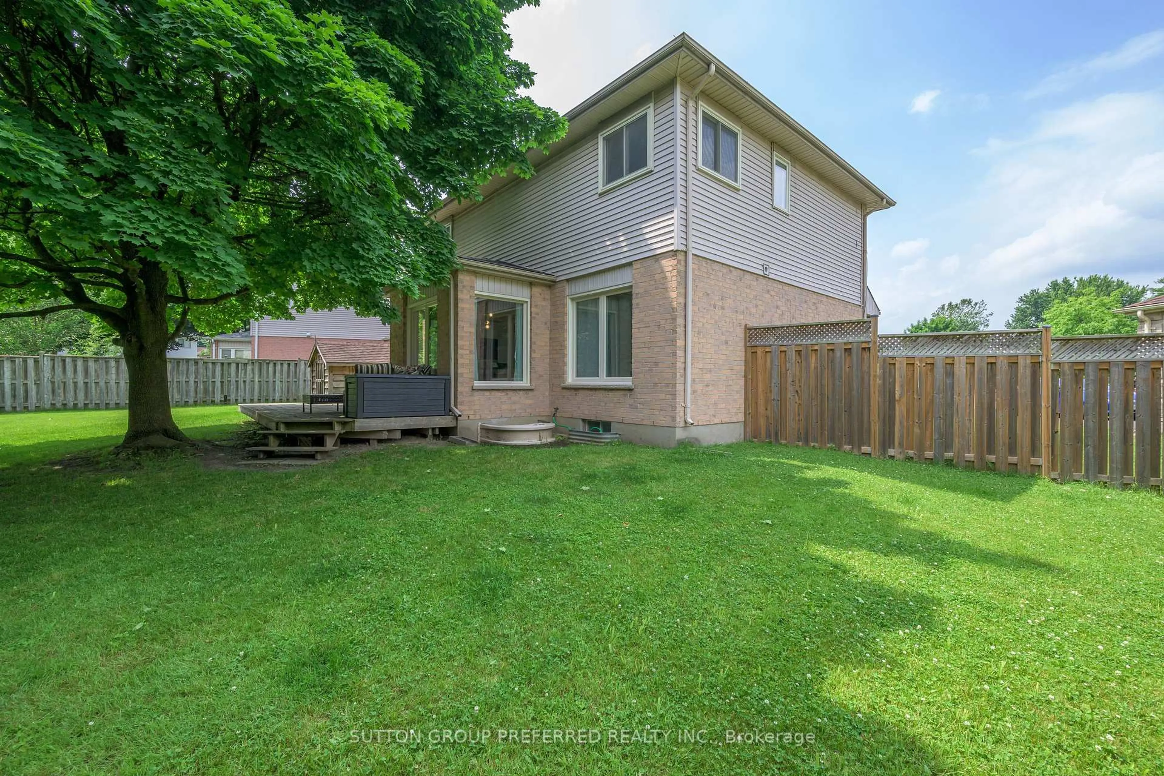 A pic from outside/outdoor area/front of a property/back of a property/a pic from drone, street for 15 Century Pl, London North Ontario N6H 4W8