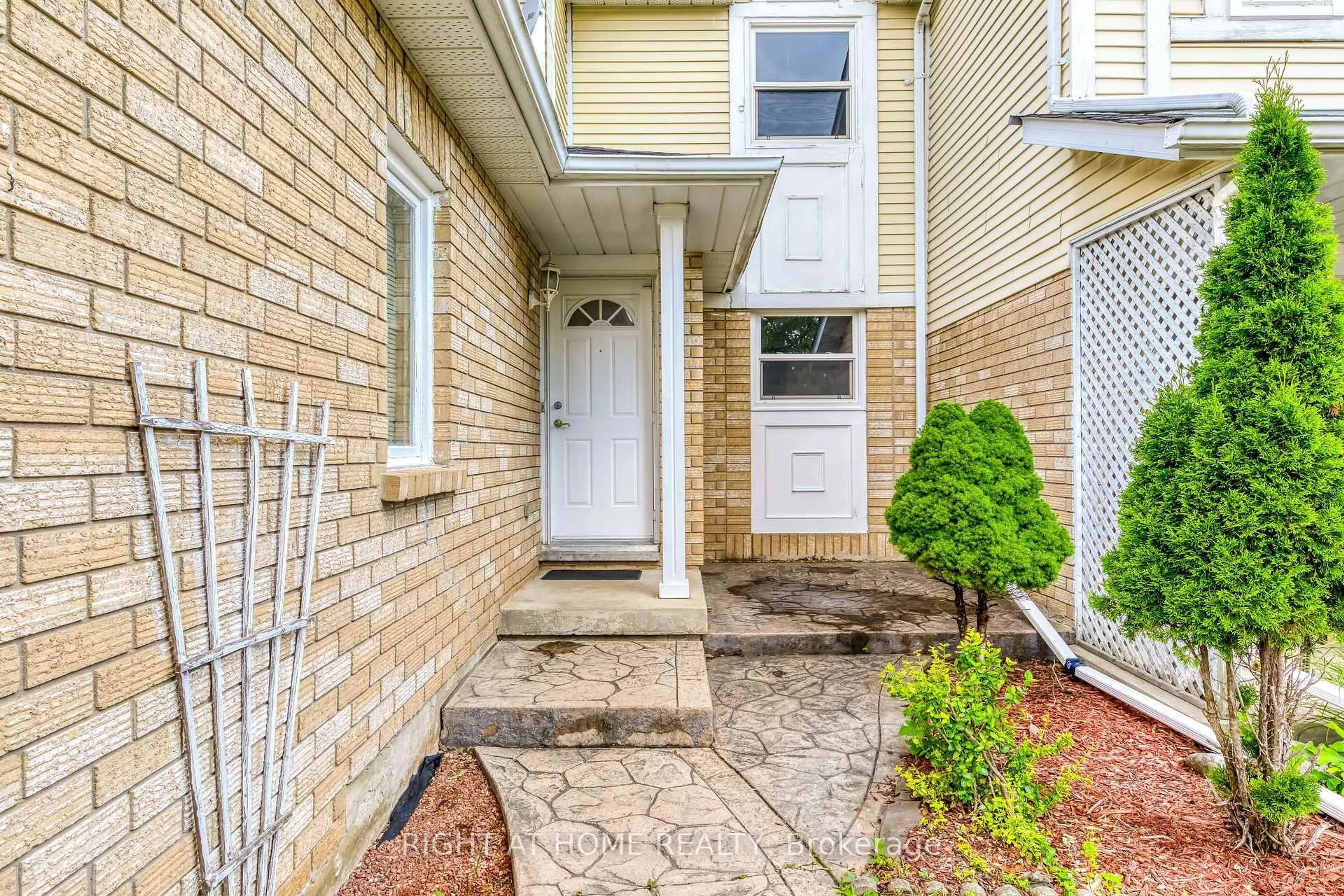 Indoor entryway for 68 Middlemiss Cres Cres, Cambridge Ontario N1T 1R4