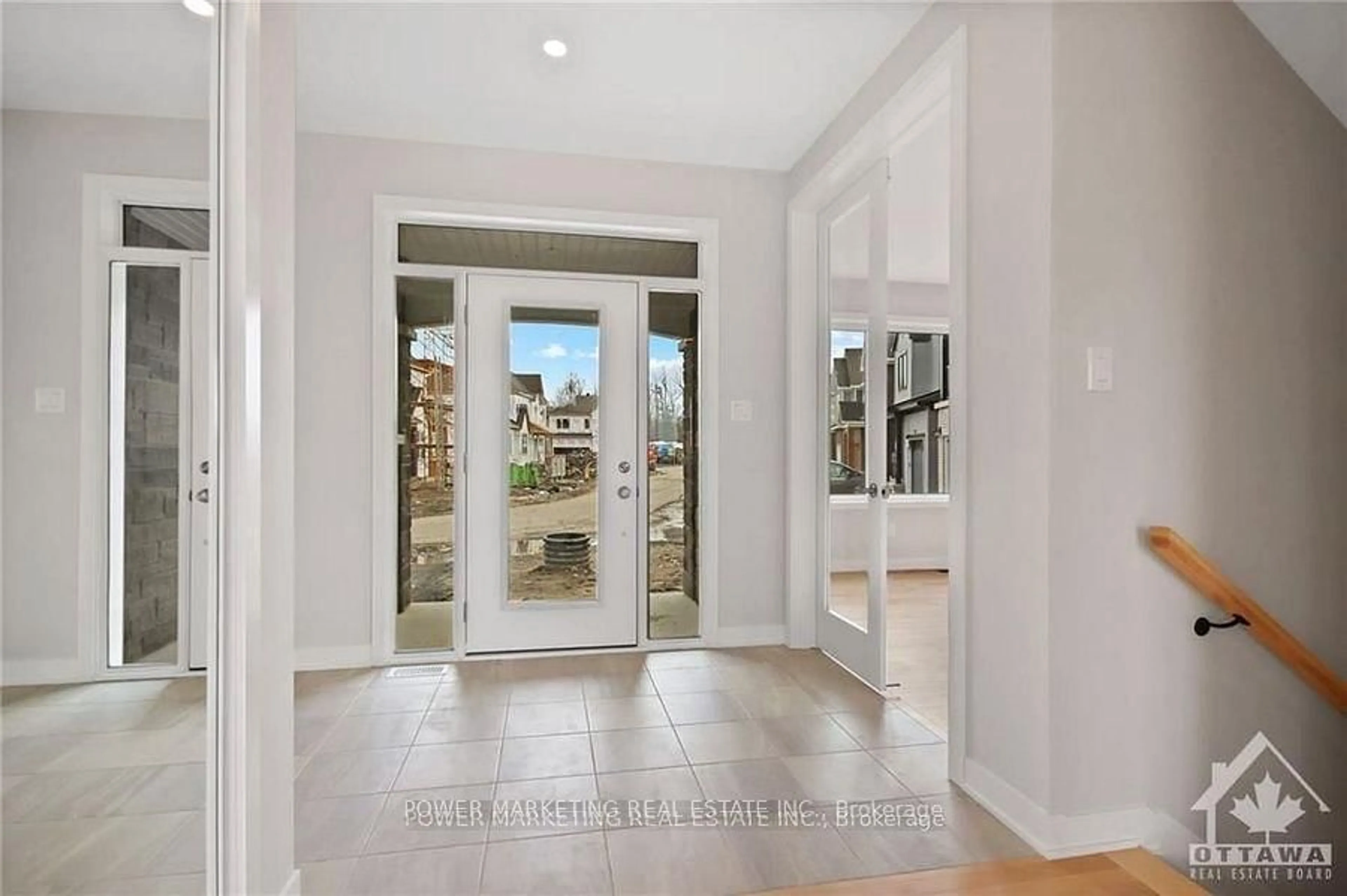 Indoor entryway for 288 APPALACHIAN Circ, Ottawa Ontario K2J 6X2