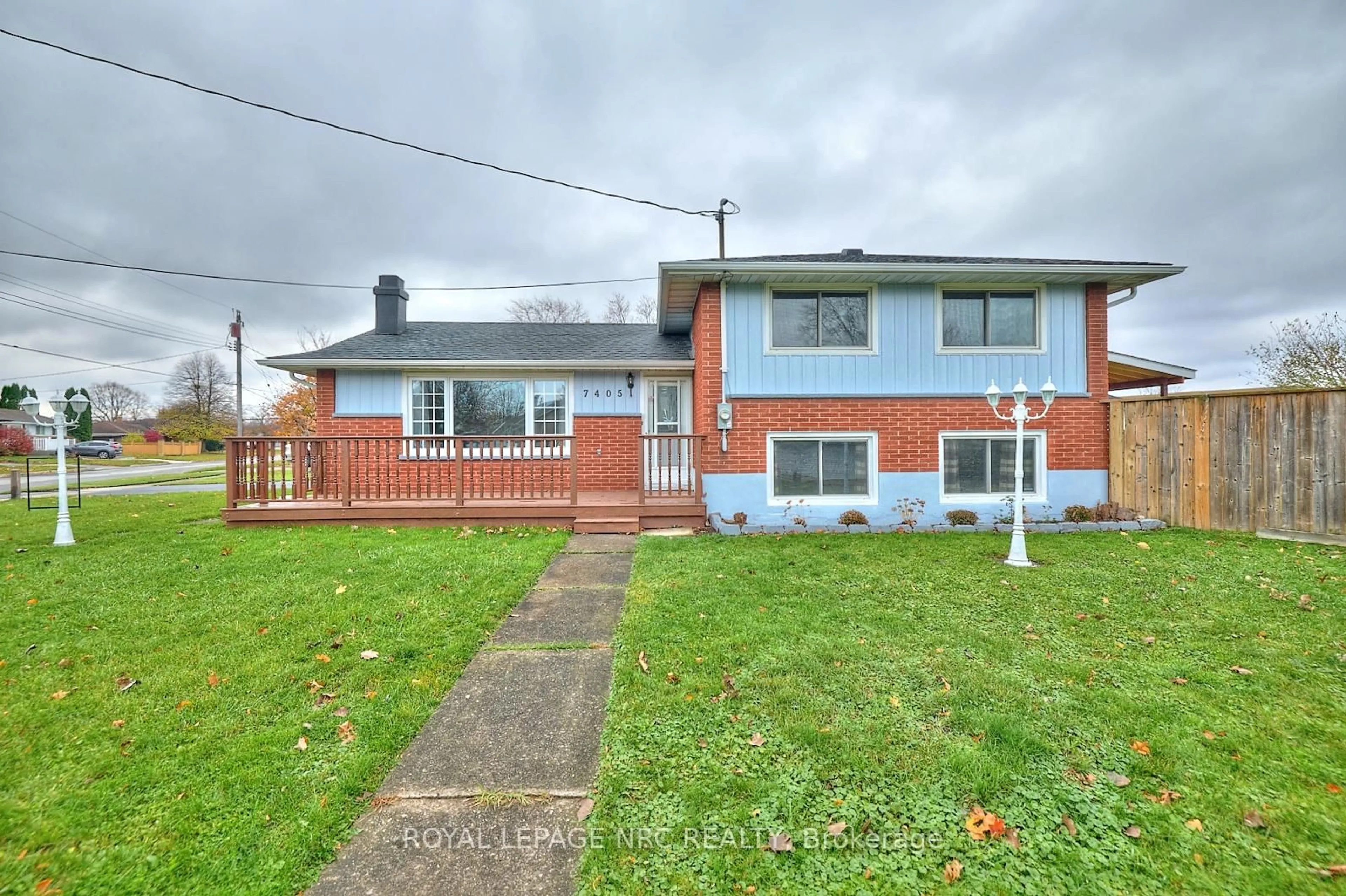 A pic from outside/outdoor area/front of a property/back of a property/a pic from drone, street for 7405 Susan Cres, Niagara Falls Ontario L2G 3H5