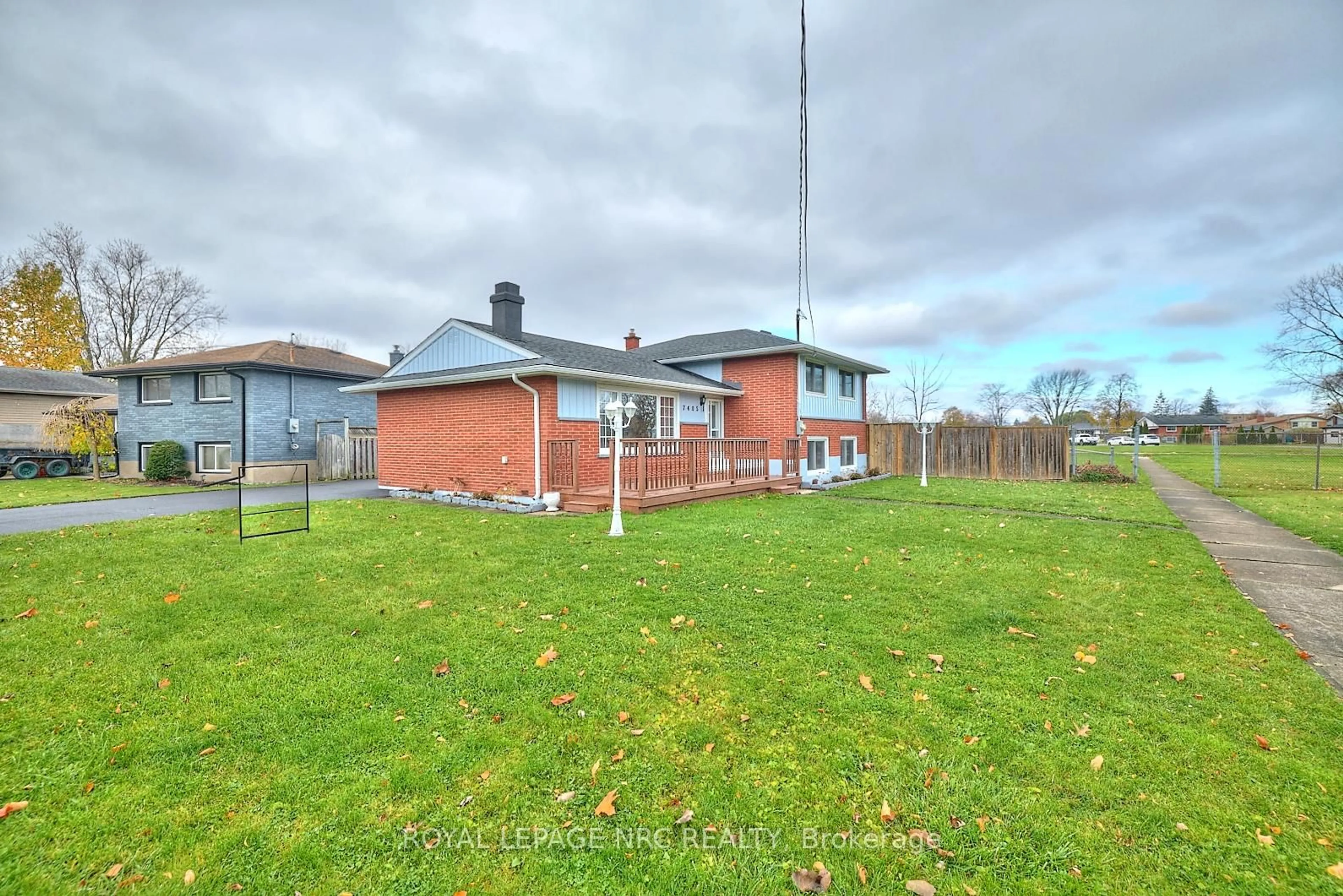 A pic from outside/outdoor area/front of a property/back of a property/a pic from drone, building for 7405 Susan Cres, Niagara Falls Ontario L2G 3H5
