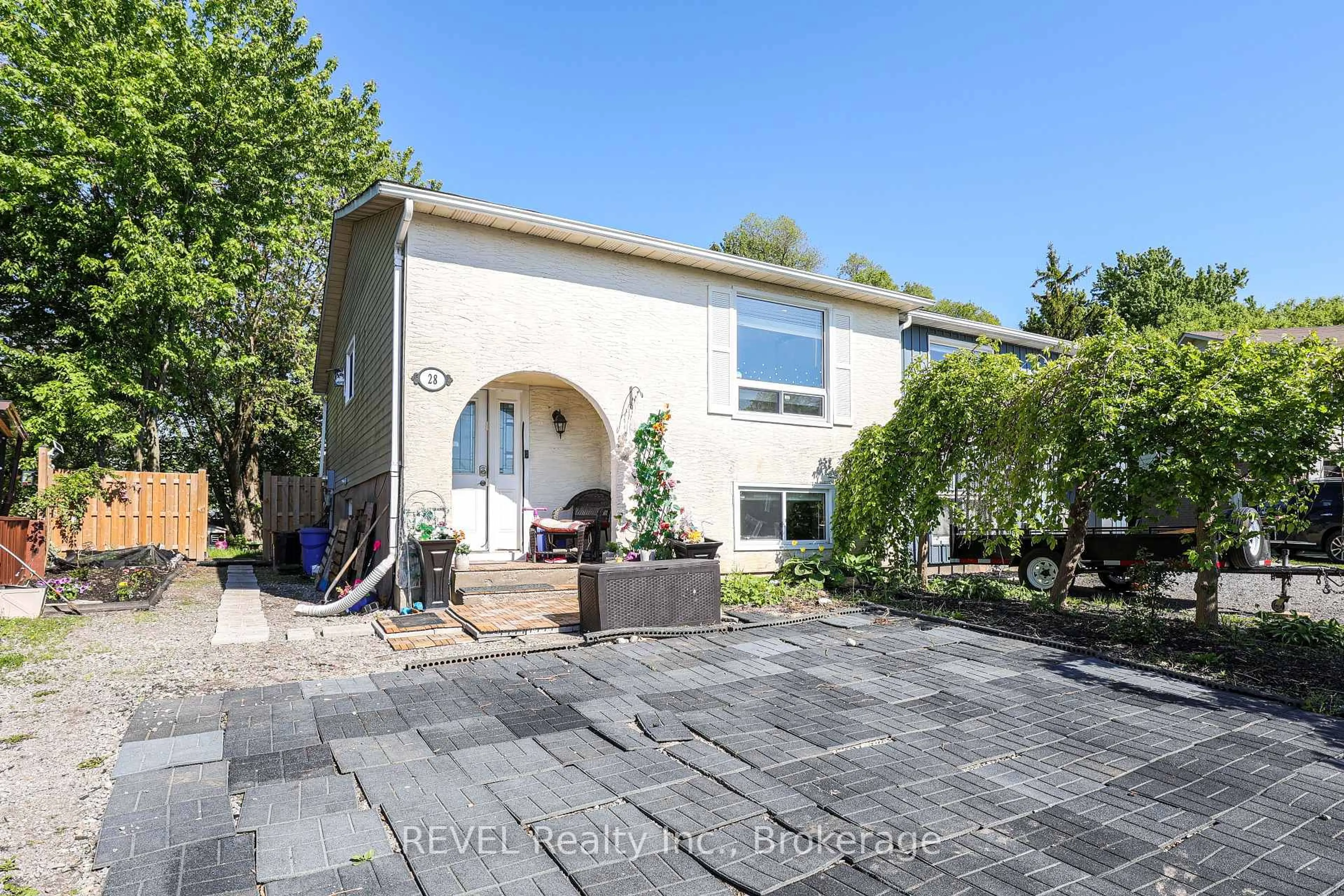 A pic from outside/outdoor area/front of a property/back of a property/a pic from drone, street for 28 Dodds Crt, Fort Erie Ontario L2A 5Z2
