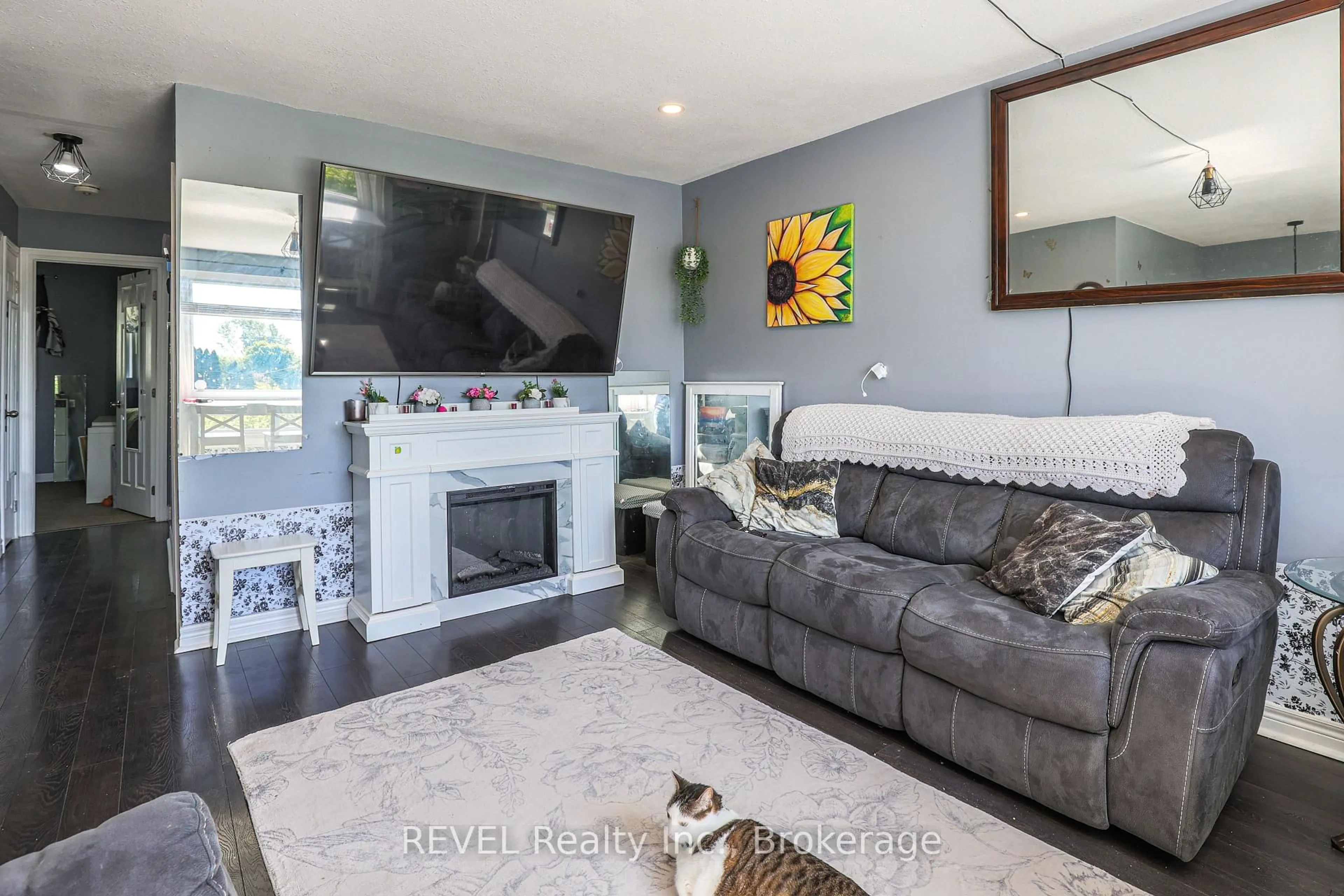 Living room with furniture, unknown for 28 Dodds Crt, Fort Erie Ontario L2A 5Z2
