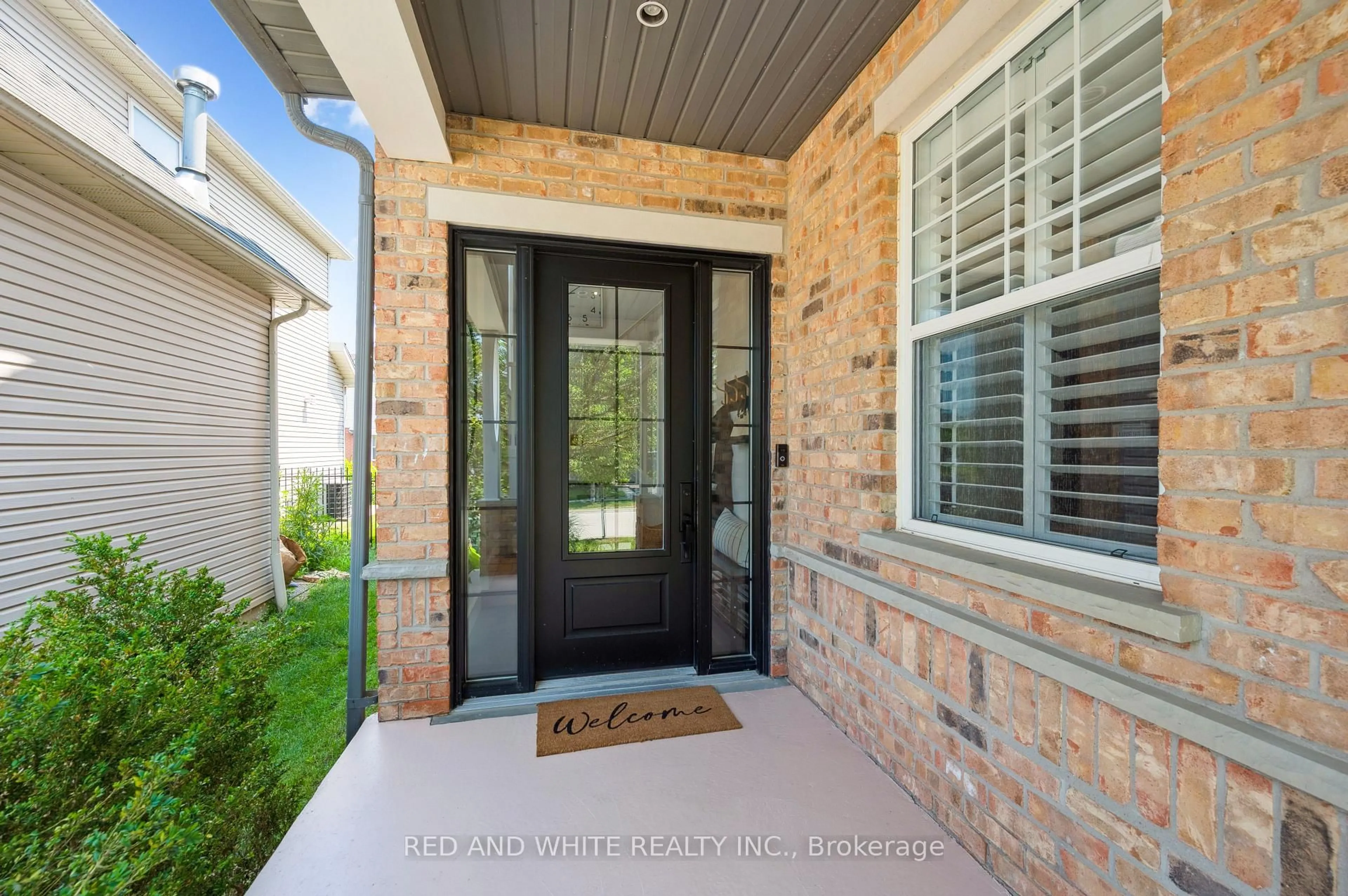 Indoor entryway for 135 Hawkswood Dr, Kitchener Ontario N2K 4J4
