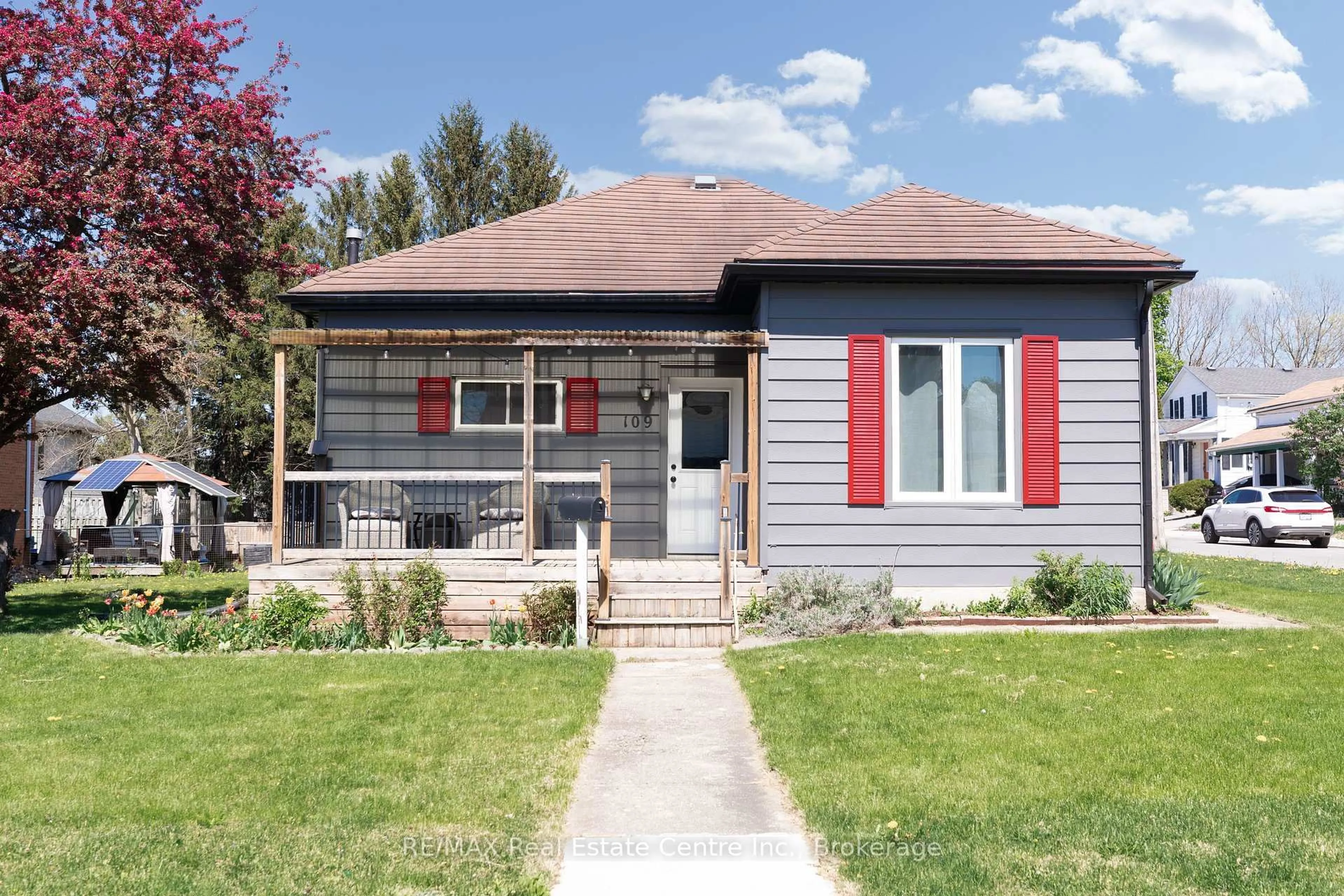 Home with vinyl exterior material, street for 109 Carroll St, Ingersoll Ontario N5C 1W1