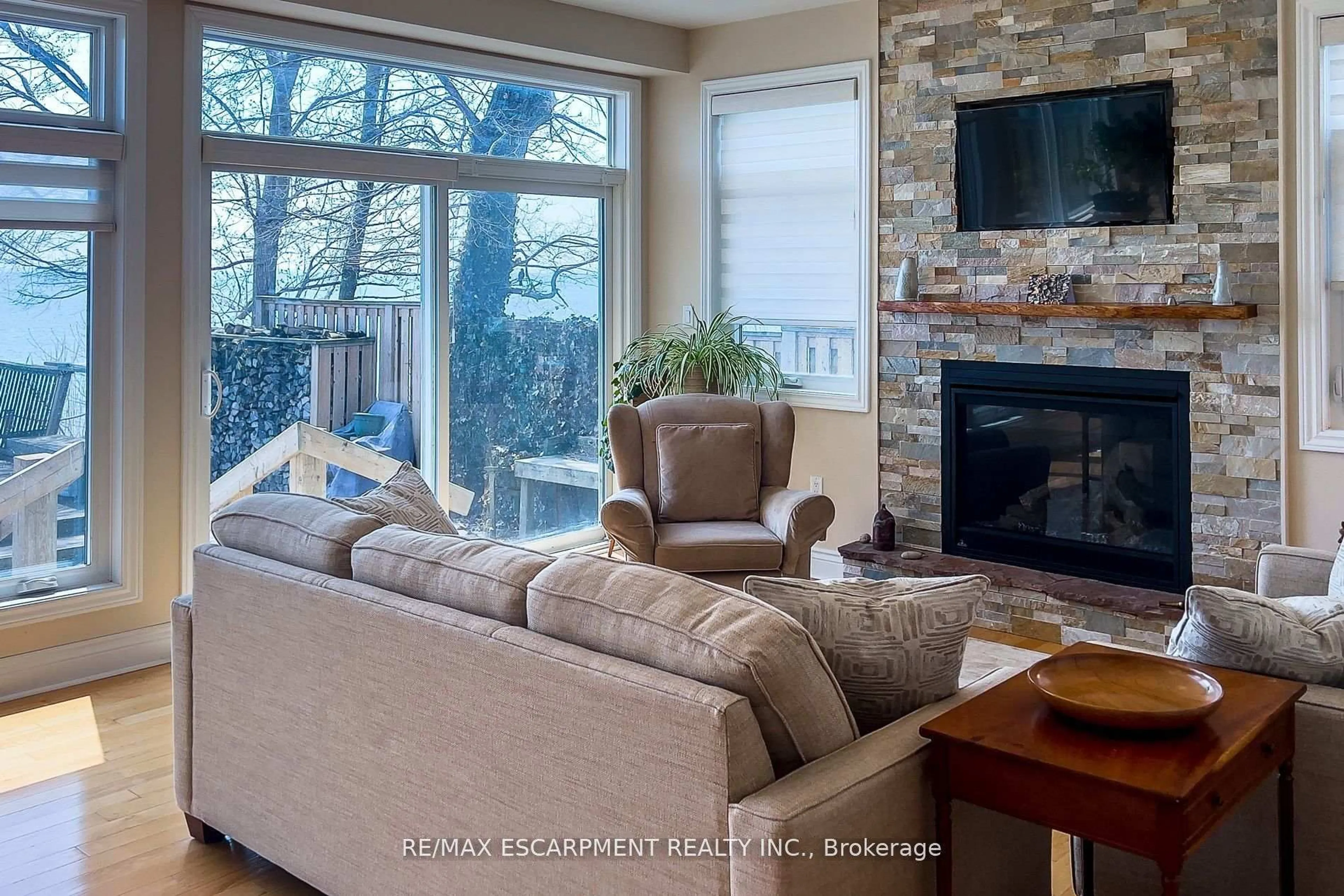 Living room with furniture, unknown for 72 Lakeside Dr, Haldimand Ontario N0A 1L0