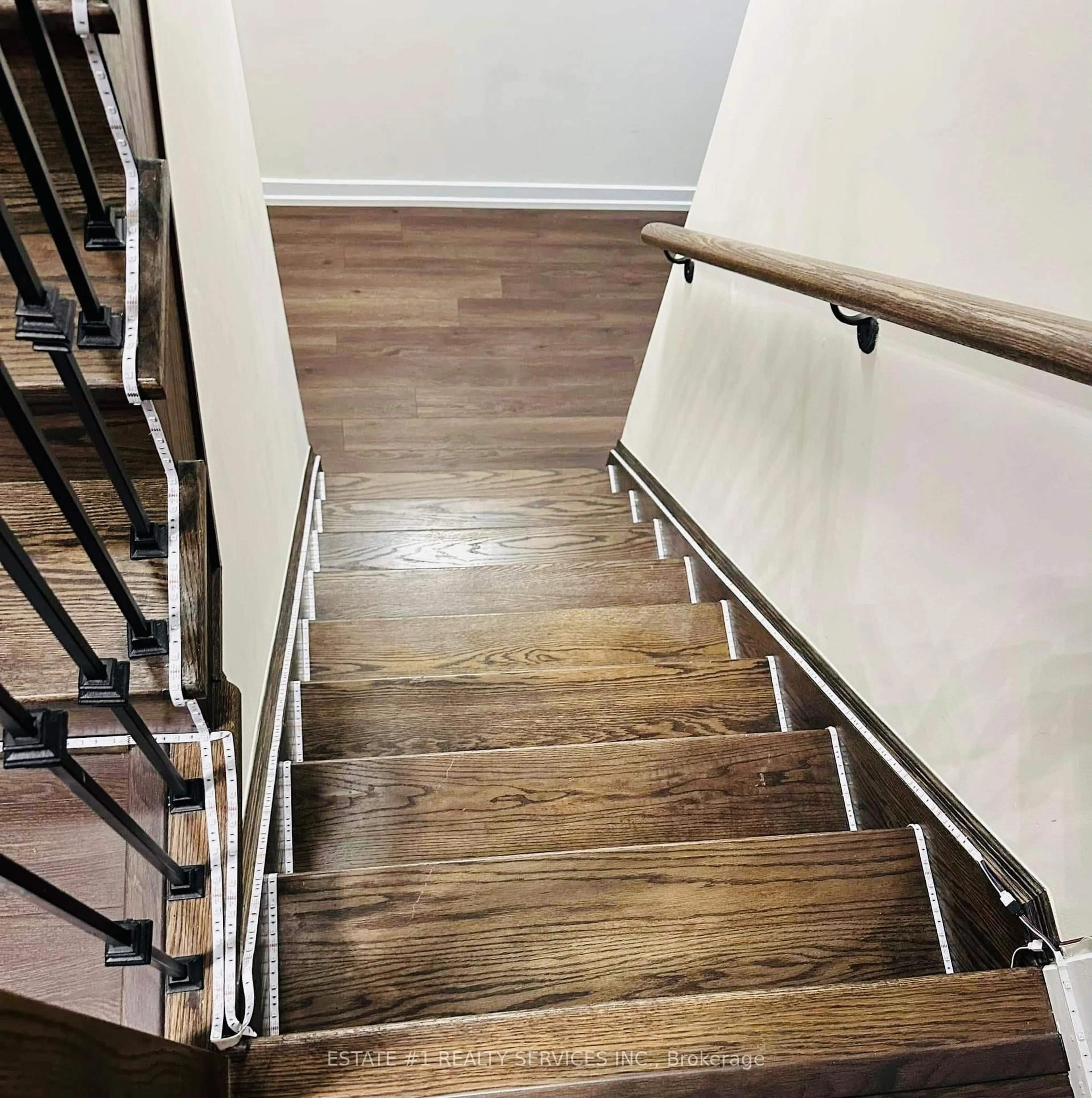 Stairs for 16 Pagebrook Cres, Hamilton Ontario L8J 0K7