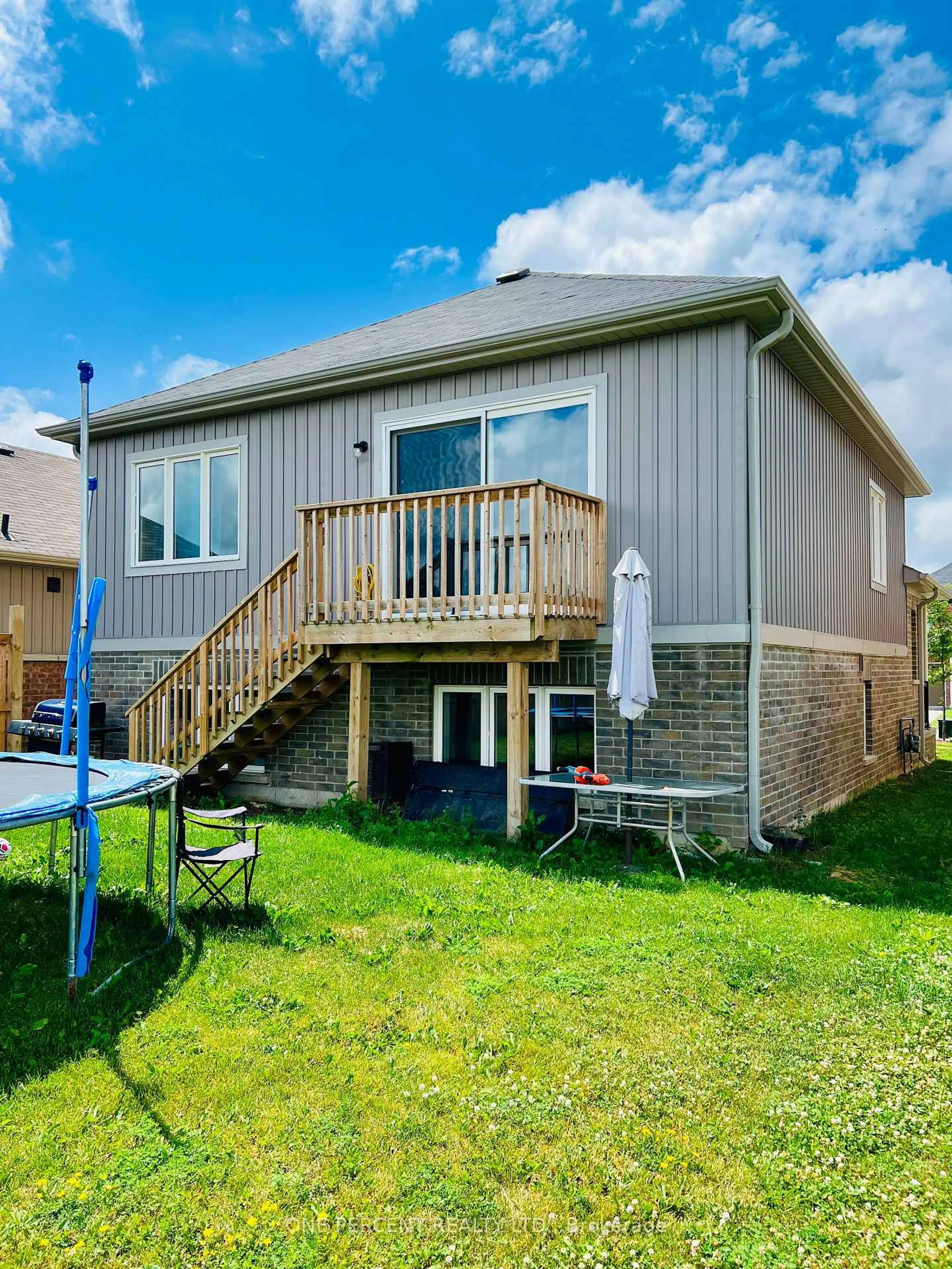 Home with vinyl exterior material, unknown for 415 Krotz St, North Perth Ontario N4W 0H8