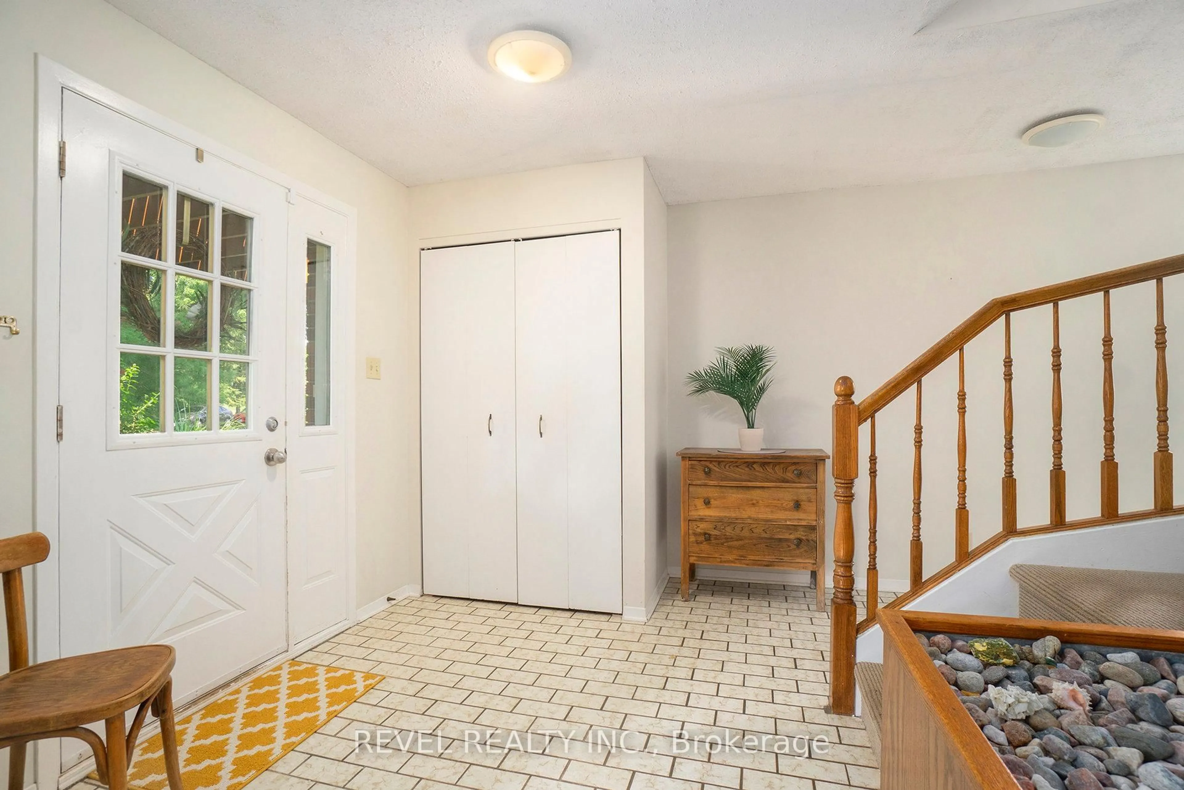 Indoor entryway for 2748 Howe St, Ottawa Ontario K2B 6W9