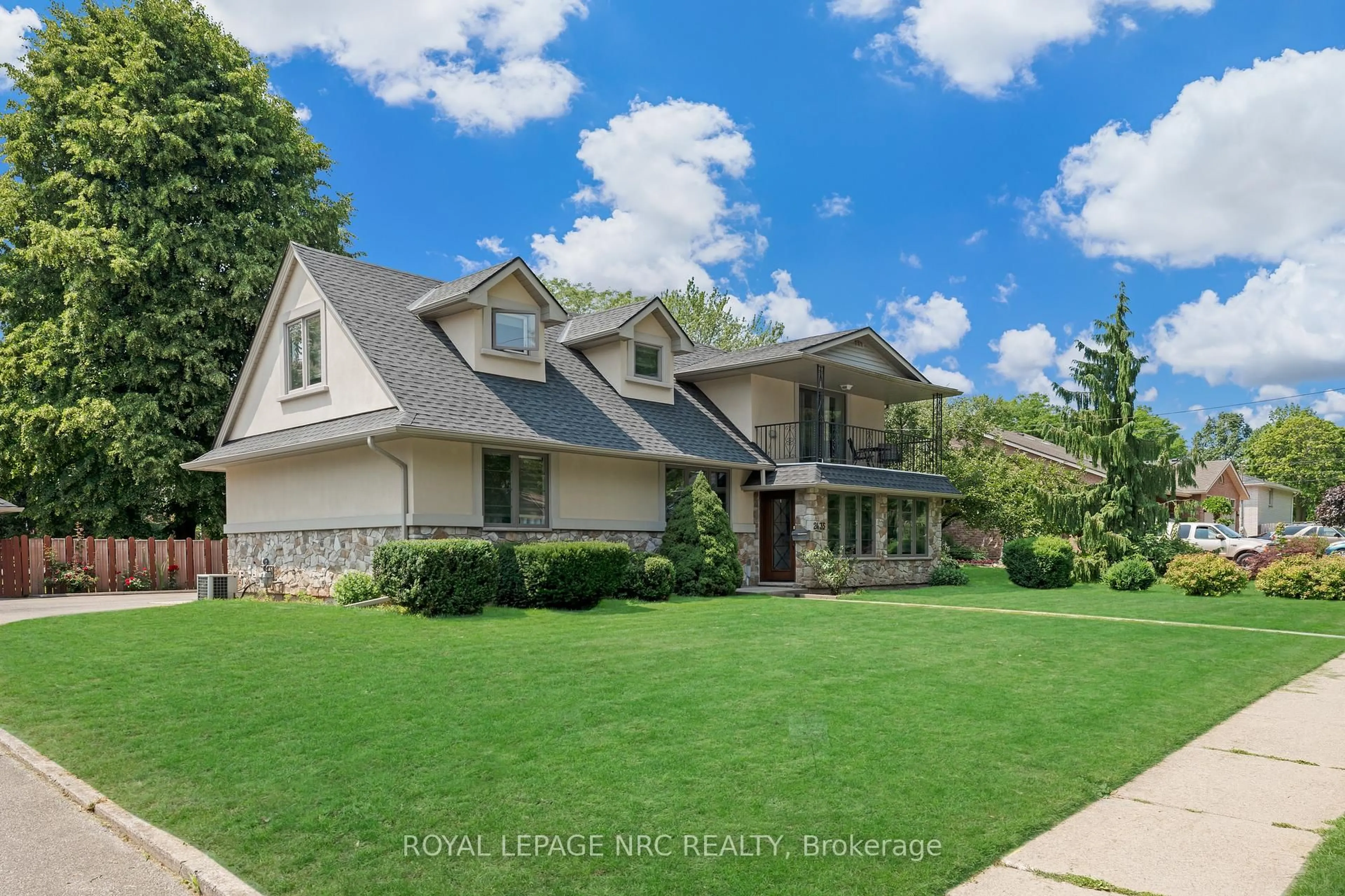 A pic from outside/outdoor area/front of a property/back of a property/a pic from drone, street for 2435 Dorchester Rd, Niagara Falls Ontario L2J 2Y9