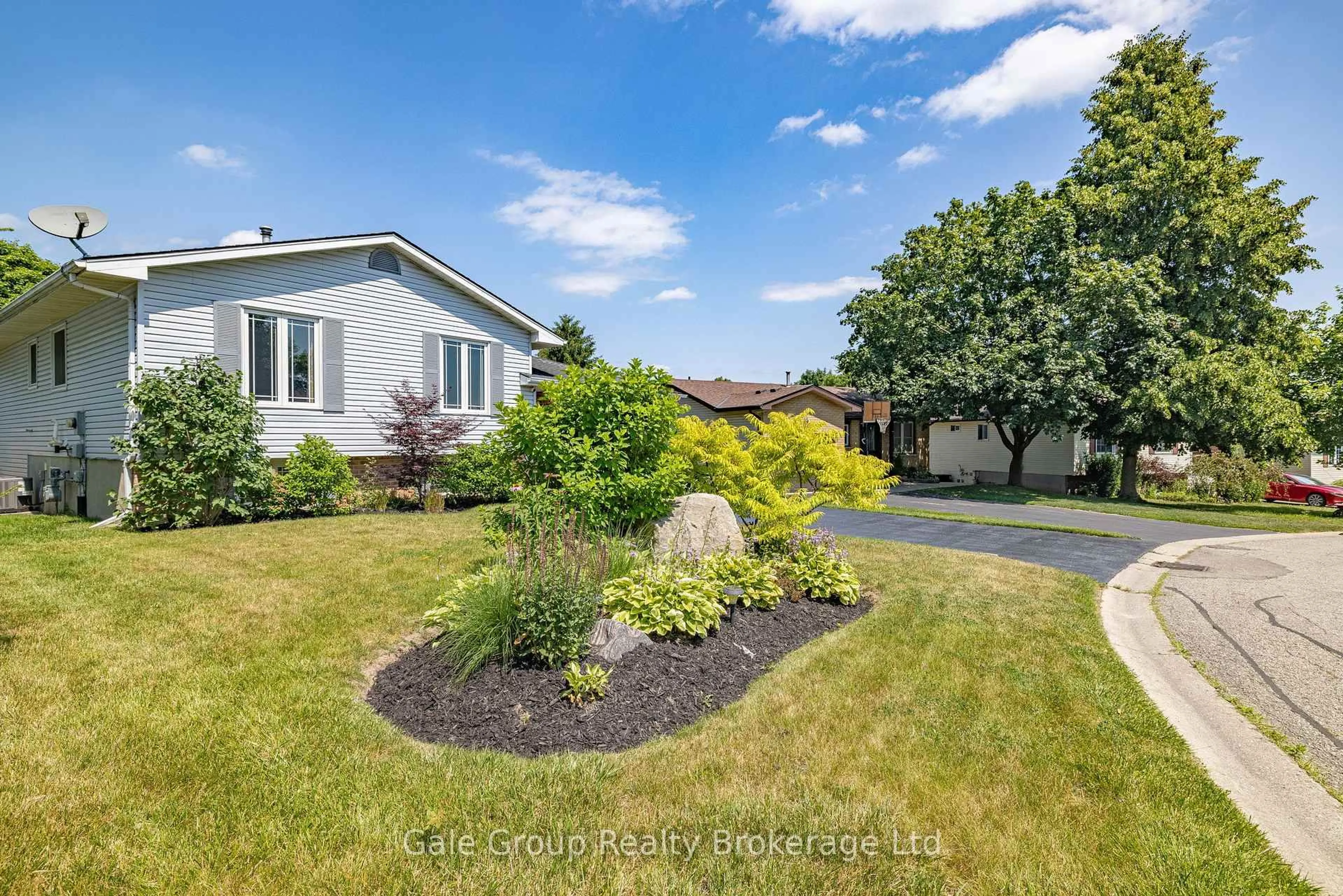 A pic from outside/outdoor area/front of a property/back of a property/a pic from drone, street for 167 CLARENCE Ave, Ingersoll Ontario N5C 3X9
