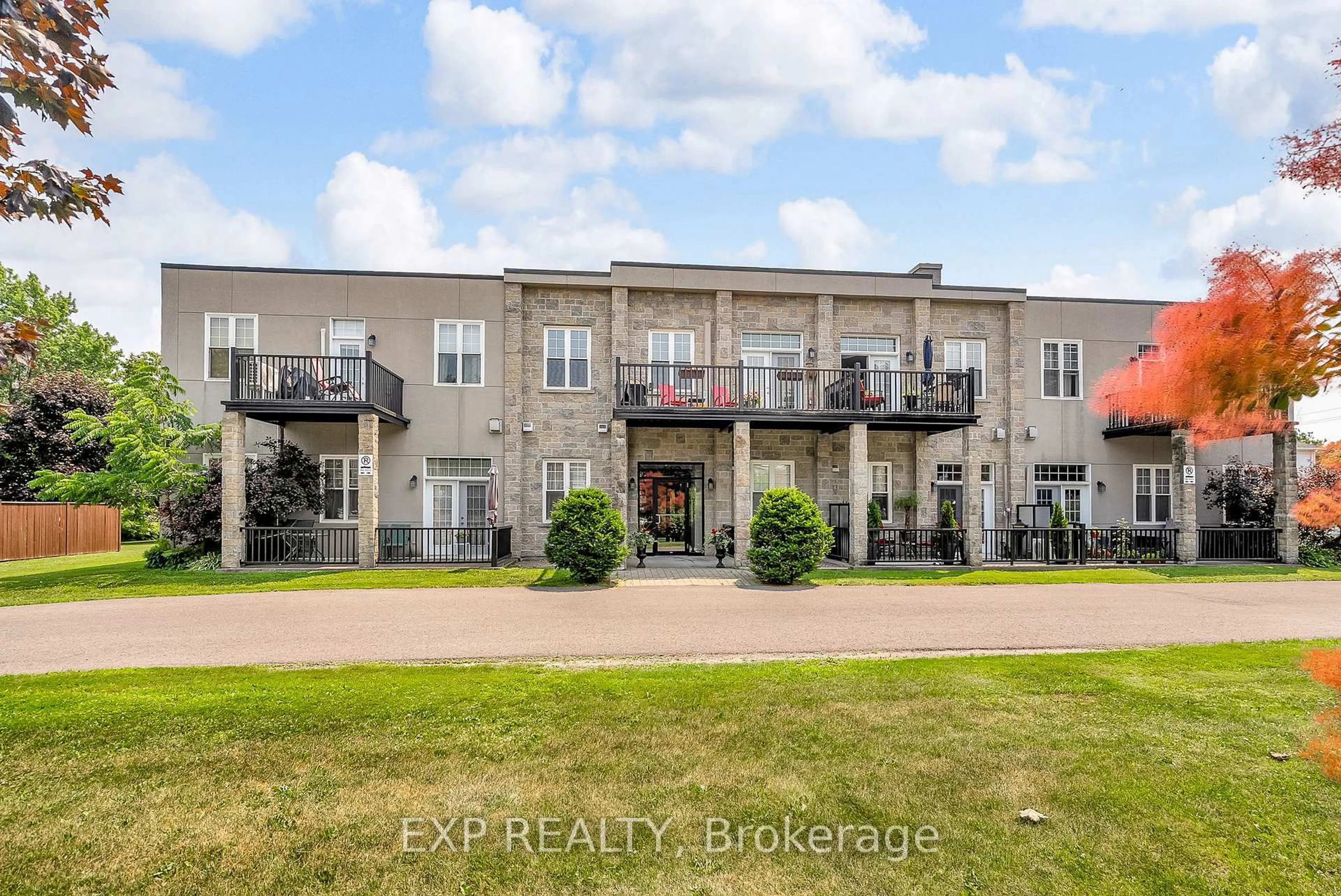 A pic from outside/outdoor area/front of a property/back of a property/a pic from drone, building for 412 Fifth St #202, Cornwall Ontario K6H 2M2