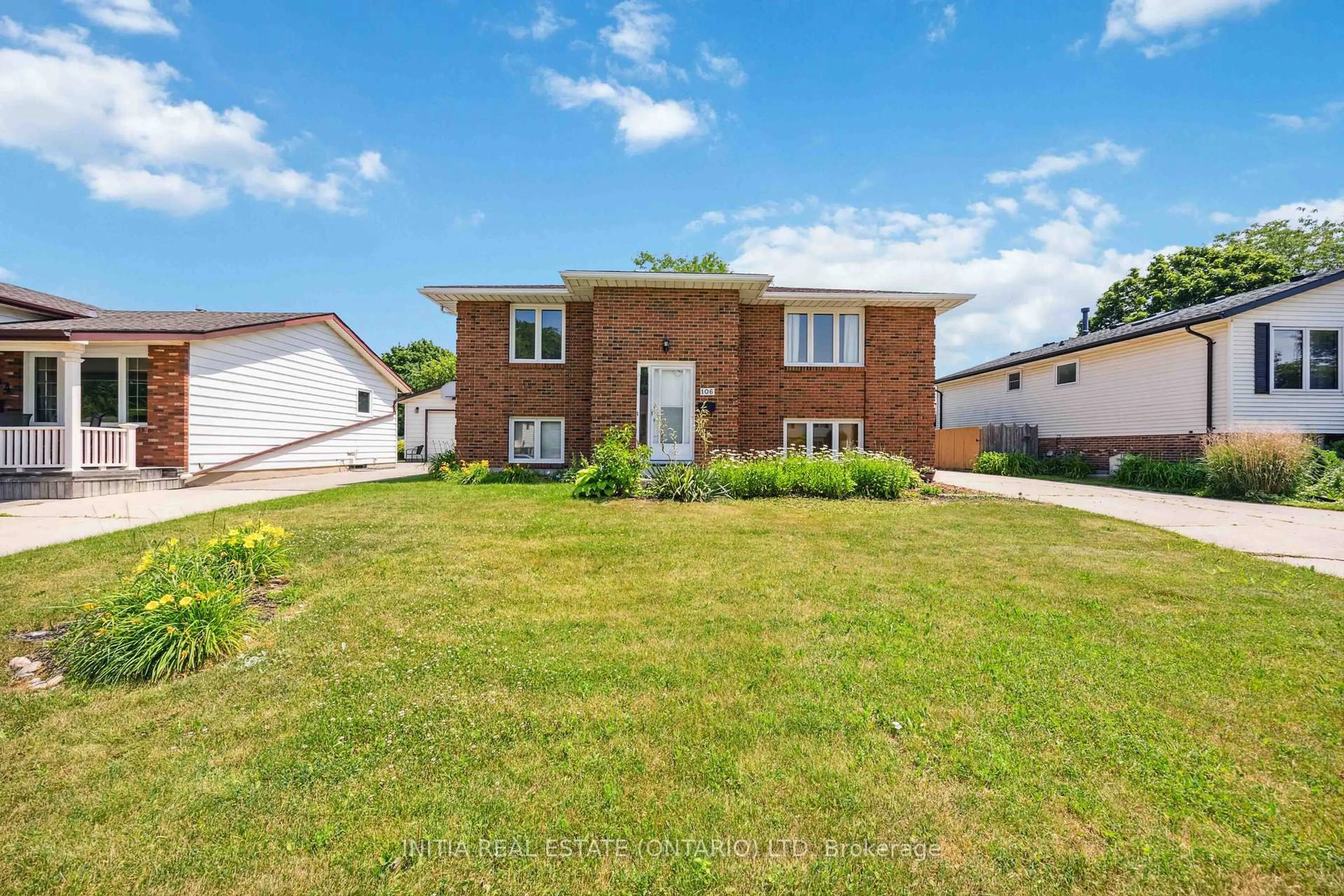 A pic from outside/outdoor area/front of a property/back of a property/a pic from drone, street for 106 Hastings Cres, Sarnia Ontario N7S 5K5