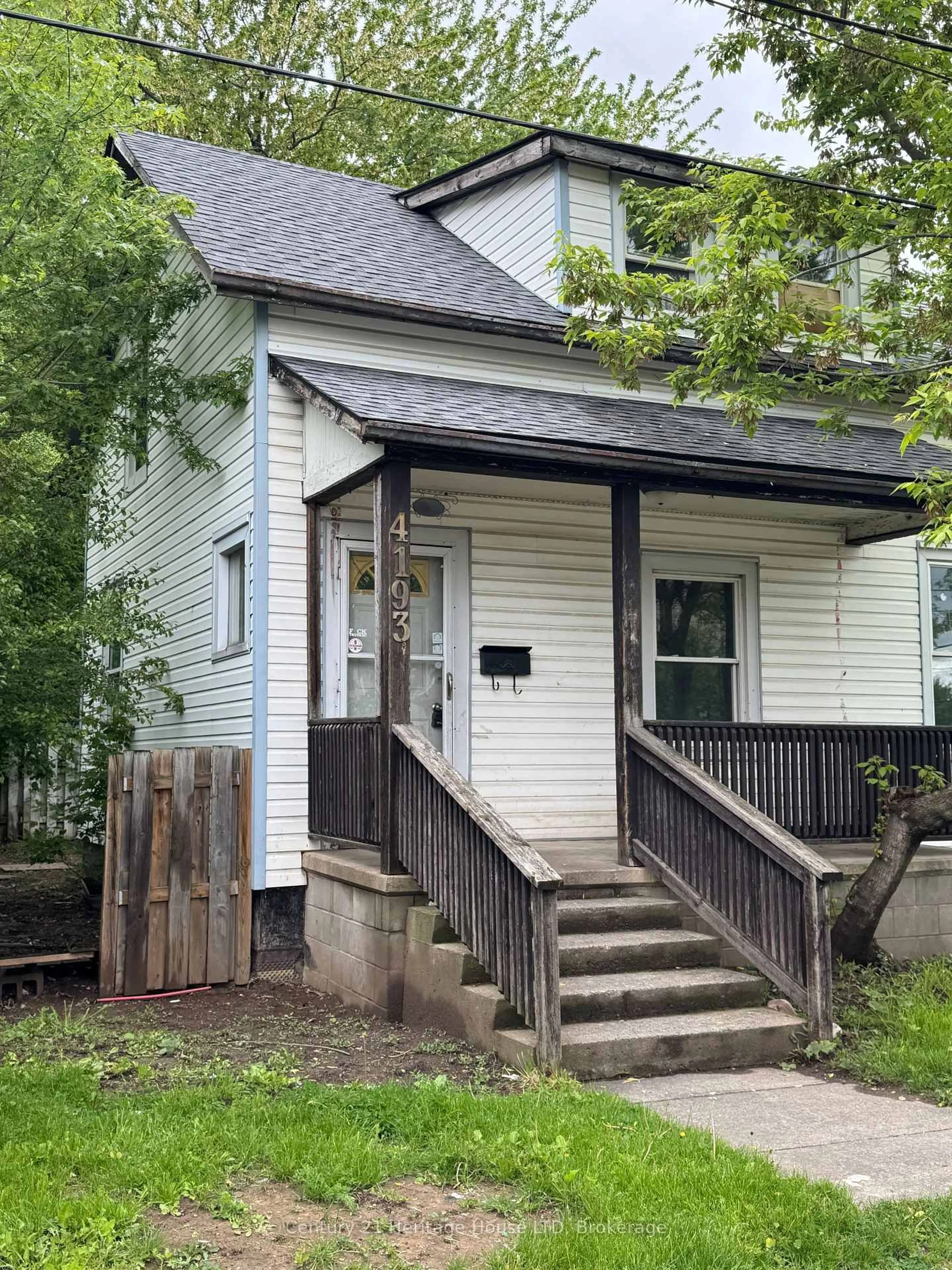 Home with vinyl exterior material, street for 4193 Muir Ave, Niagara Falls Ontario L2E 3L4