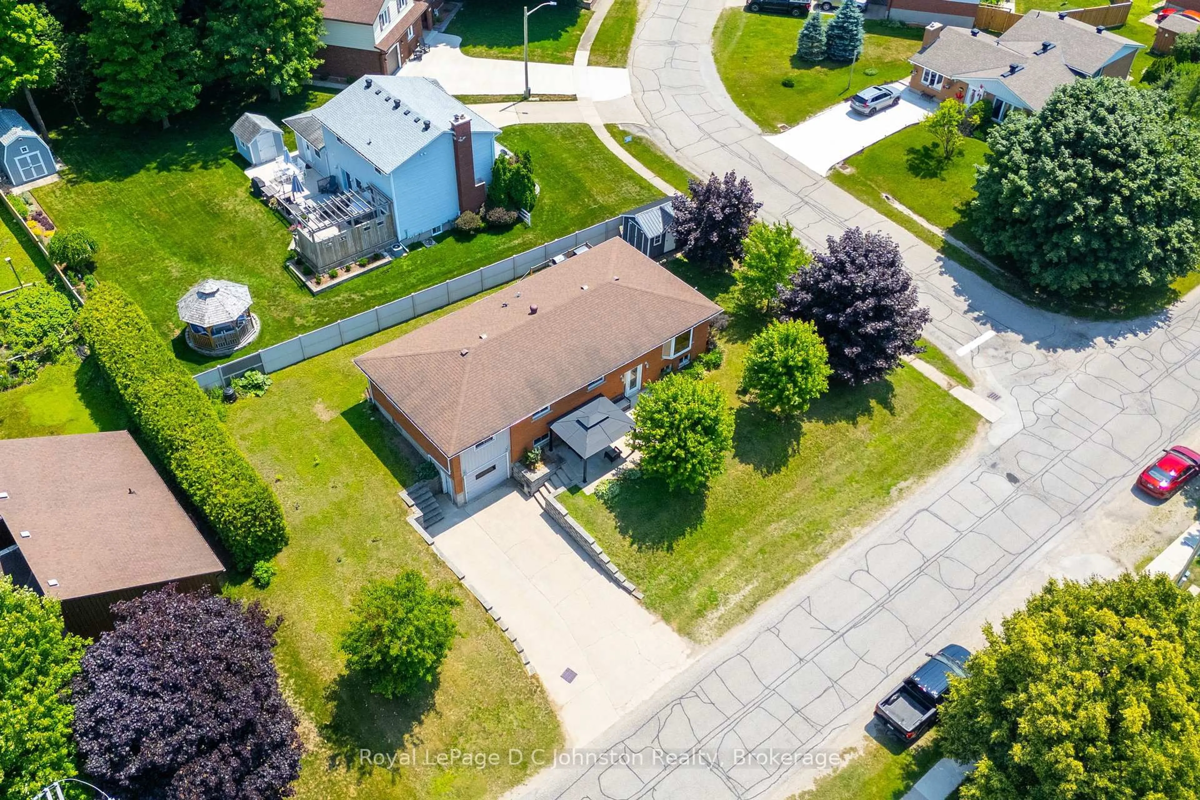 A pic from outside/outdoor area/front of a property/back of a property/a pic from drone, street for 415 Wellington St, Saugeen Shores Ontario N0H 2C0